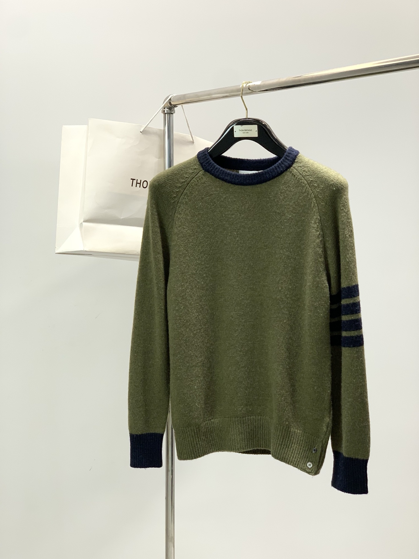 NO:712085,, Thom Browne, 2025 winter latest product, fashionable and casual cashmere knitted crew neck sweater, available at the counter, original order, imported original fabric, excellent comfort, top knitting technology letter pattern logo, extremely high grade, easy and versatile, handsome and stylish upper body, code number 1-4 code number 1 code 2 codes 3 codes 4 codes Bust 96102108114 Shoulder width 41424344  Sleeve length 69707172 Clothes length 64666870,,thom browne,sweaters,19860909,Thom Browne 汤姆·布朗 ,2025冬季最新品,时尚休闲羊绒针织圆领毛衣,专柜同步有售,原单狠货,采用进口原版面料,舒适度极佳,顶级针织工艺字母图案logo,档次极高,从容百搭,上身帅气有型,码数1-4 码数1码2码3码4码 胸围96102108114 肩宽41424344 袖长69707172 衣长64666870,,thom browne,sweaters,,Men's clothing