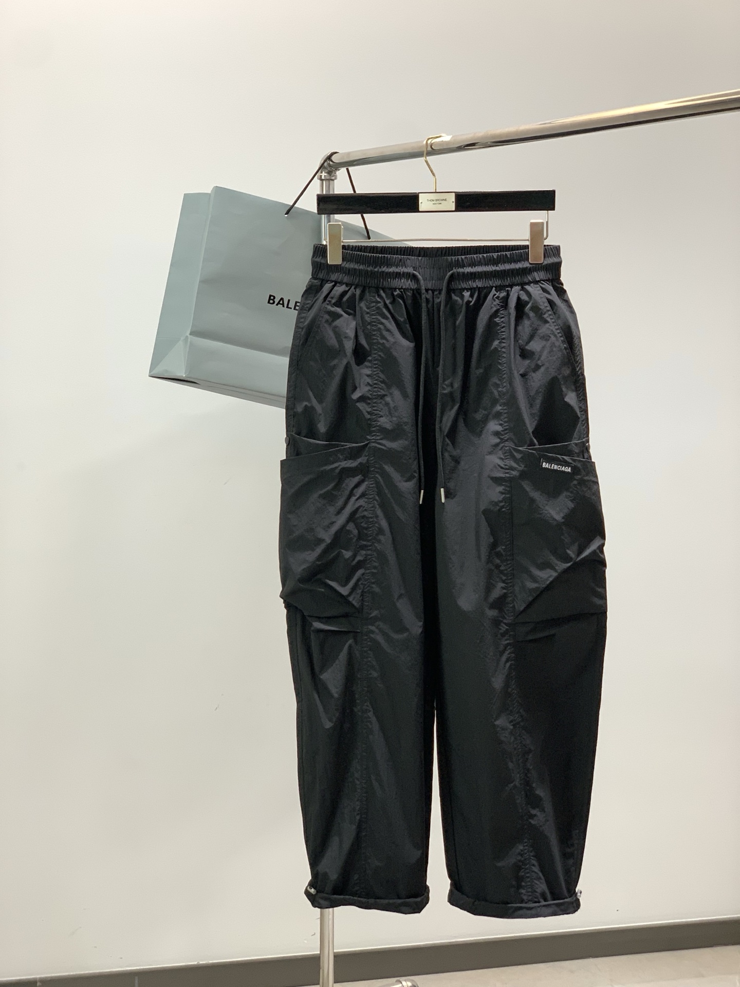 NO:712098,, Balenciaga Balenciaga, 2025 autumn latest products, available at counters simultaneously, original goods, fashionable casual pants, imported original washed stretch fabric, comfortable and elastic, top embroidery crafts letter pattern logo, original hardware accessories decoration, super correct version, comfortable and breathable, counter quality, handsome and stylish upper body, three complete labels, 3 colors recommended, size M-3XL,, balenciaga, balenciaga,19860909,Balenciaga 巴黎世家,2025秋季最新品,专柜同步有售,原单狠货,时尚休闲裤,进口原版水洗弹力面料,舒适有弹性,顶级刺绣工艺字母图案Logo,原版五金辅料装饰,版型超正,舒适透气,专柜品质,上身帅气有型,三标齐全,3色推荐,码数M-3XL,,balenciaga,balenciaga,,Men's clothing