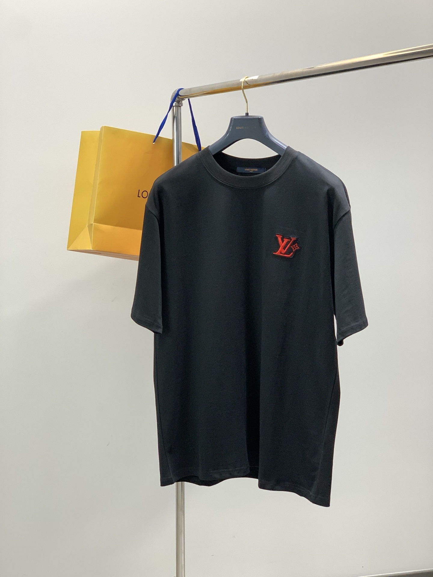 NO:712087,, LouisVuitton Louis Vuitton, the latest model for summer 2025, available at counters at the same time, original order, fashionable and casual round neck short-sleeved T-shirt, the upper body is very unique!  Eye-catching and bright, imported original fabrics, top embroidery craftsmanship letter pattern decoration Logo, simple yet fashionable, classic atmosphere, comfortable and breathable, handsome and stylish upper body, 2 colors recommended, size S-2XL,, louis vuitton, louis vuitton, T-shirt, tees, t-shirt,19860909,LouisVuitton 路易威登,2025夏季最新款,专柜同步有售,原单狠货,时尚休闲圆领短袖T恤,上身很有特点！吸睛而有亮点,进口原版面料,顶级刺绣工艺字母图案装饰Logo,简单而不失时尚,经典大气,舒适透气,上身帅气有型,2色推荐,码数S-2XL,,louis vuitton,louis vuitton,T-shirt,tees，t-shirt,,Men's clothing