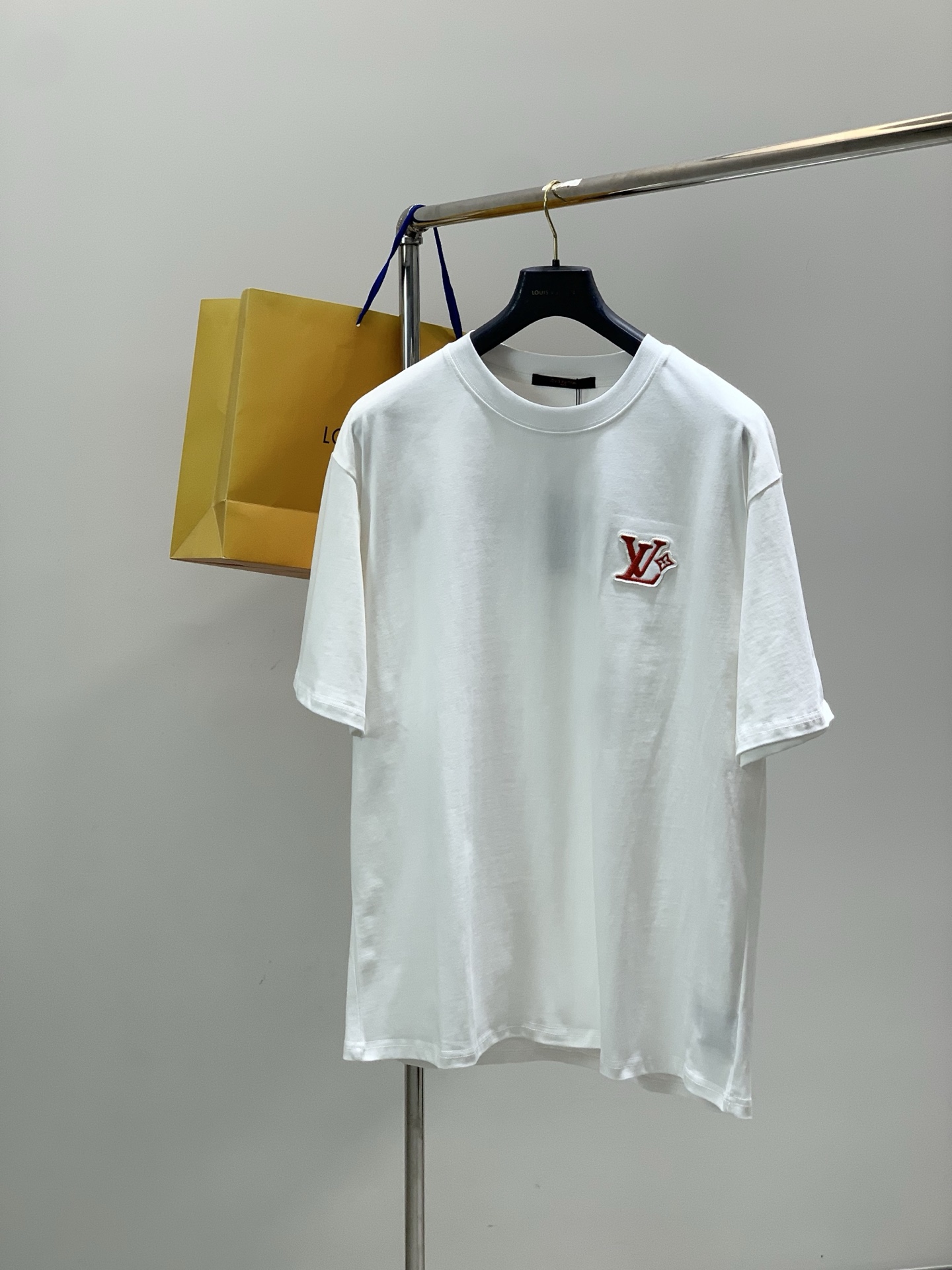 NO:712090,, LouisVuitton Louis Vuitton, the latest model for summer 2025, available at counters at the same time, original order, fashionable and casual round neck short-sleeved T-shirt, the upper body is very unique!  Eye-catching and bright, imported original fabrics, top embroidery craftsmanship letter pattern decoration Logo, simple yet fashionable, classic atmosphere, comfortable and breathable, handsome and stylish upper body, 2 colors recommended, size S-2XL,, louis vuitton, louis vuitton, T-shirt, tees, t-shirt,19860909,LouisVuitton 路易威登,2025夏季最新款,专柜同步有售,原单狠货,时尚休闲圆领短袖T恤,上身很有特点！吸睛而有亮点,进口原版面料,顶级刺绣工艺字母图案装饰Logo,简单而不失时尚,经典大气,舒适透气,上身帅气有型,2色推荐,码数S-2XL,,louis vuitton,louis vuitton,T-shirt,tees，t-shirt,,Men's clothing