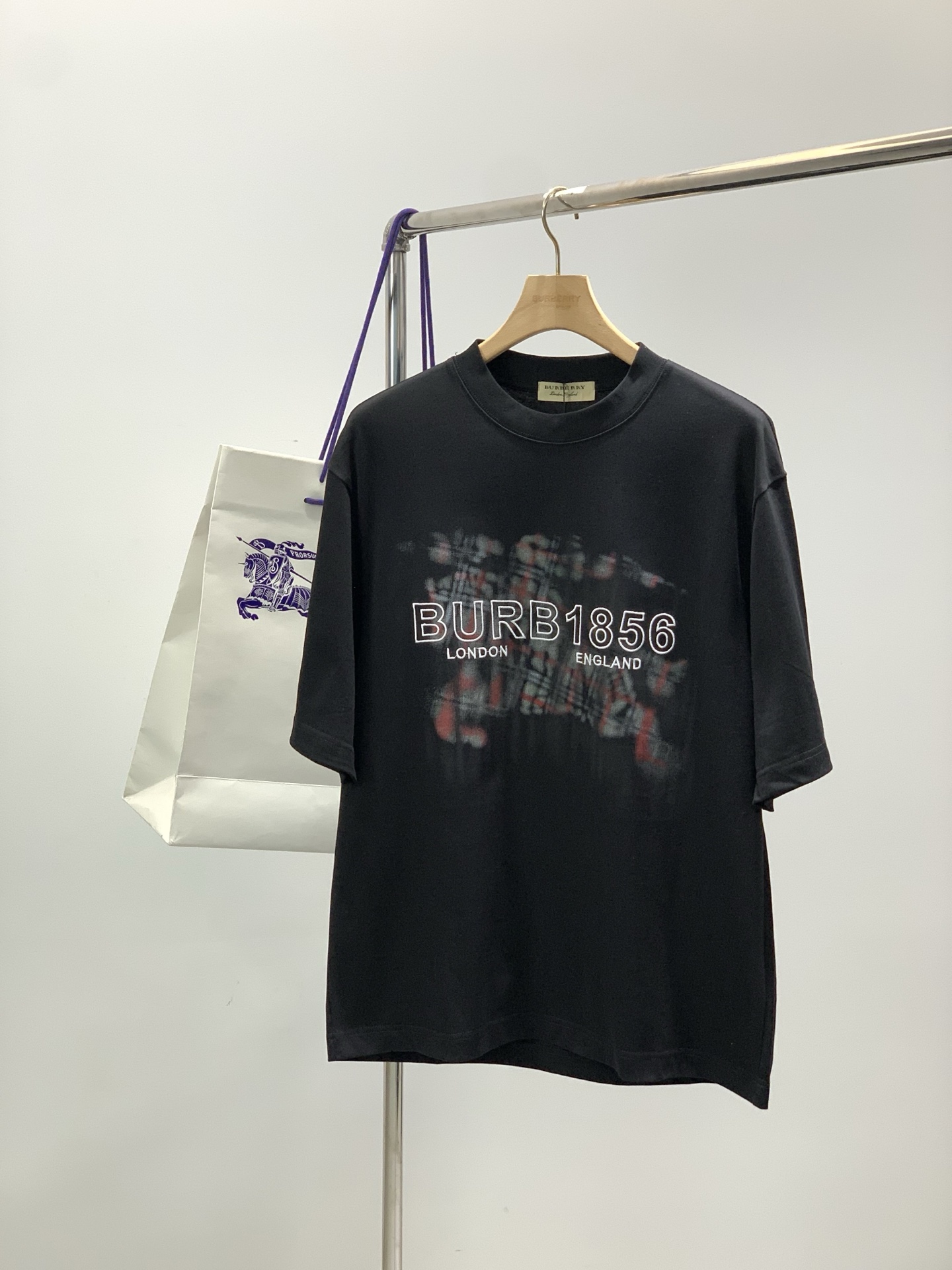 NO:712097,, Burberry, 2025 summer latest products, available at counters simultaneously, original goods, fashionable and casual round neck short-sleeved T-shirt, imported original fabric, upper body is comfortable and breathable, top embroidery craft letter pattern decorated logo, extremely high grade, comfortable and versatile, upper body is handsome, 2 colors recommended, size S-2XL,, burberry, burberry, T-shirt, tees, t-shirt,19860909,Burberry 巴宝莉,2025夏季最新品,专柜同步有售,原单狠货,时尚休闲圆领短袖T恤,进口原版面料,上身舒适透气,顶级刺绣工艺字母图案装饰logo,档次极高,舒适百搭,上身帅气十足,2色推荐,码数S-2XL,,burberry,burberry,T-shirt,tees，t-shirt,,Men's clothing