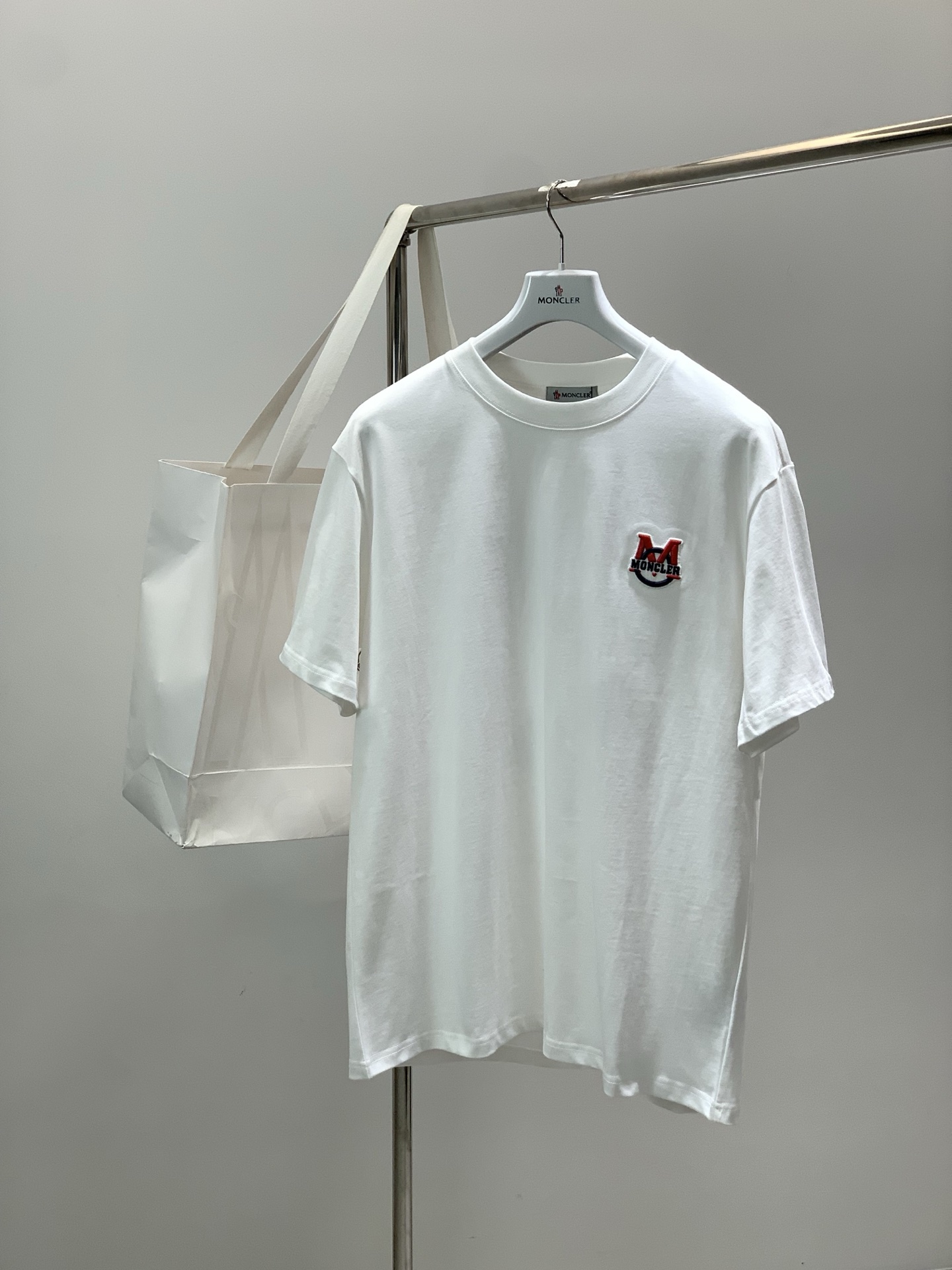 NO:712102,, Moncler Mouth Mouth, the latest 2025 summer products, available at counters simultaneously, original order, fashionable and casual round neck short-sleeved T-shirt, comfortable upper body!  Eye-catching and bright, it uses imported original fabrics, top-notch embroidery technology, letter pattern logo, simple yet stylish, fashionable and handsome upper body, 2 colors recommended, size S-2XL, Moncler, T-shirt, tees, t-shirt,19860909,Moncler 蒙口,2025夏季最新品,专柜同步有售,原单狠货,时尚休闲圆领短袖T恤,上身舒适！吸睛而有亮点,采用进口原版面料,顶级刺绣工艺字母图案logo,简单而不失时尚,上身时尚帅气,2色推荐,码数S-2XL,,Moncler,T-shirt,tees，t-shirt,,Men's clothing