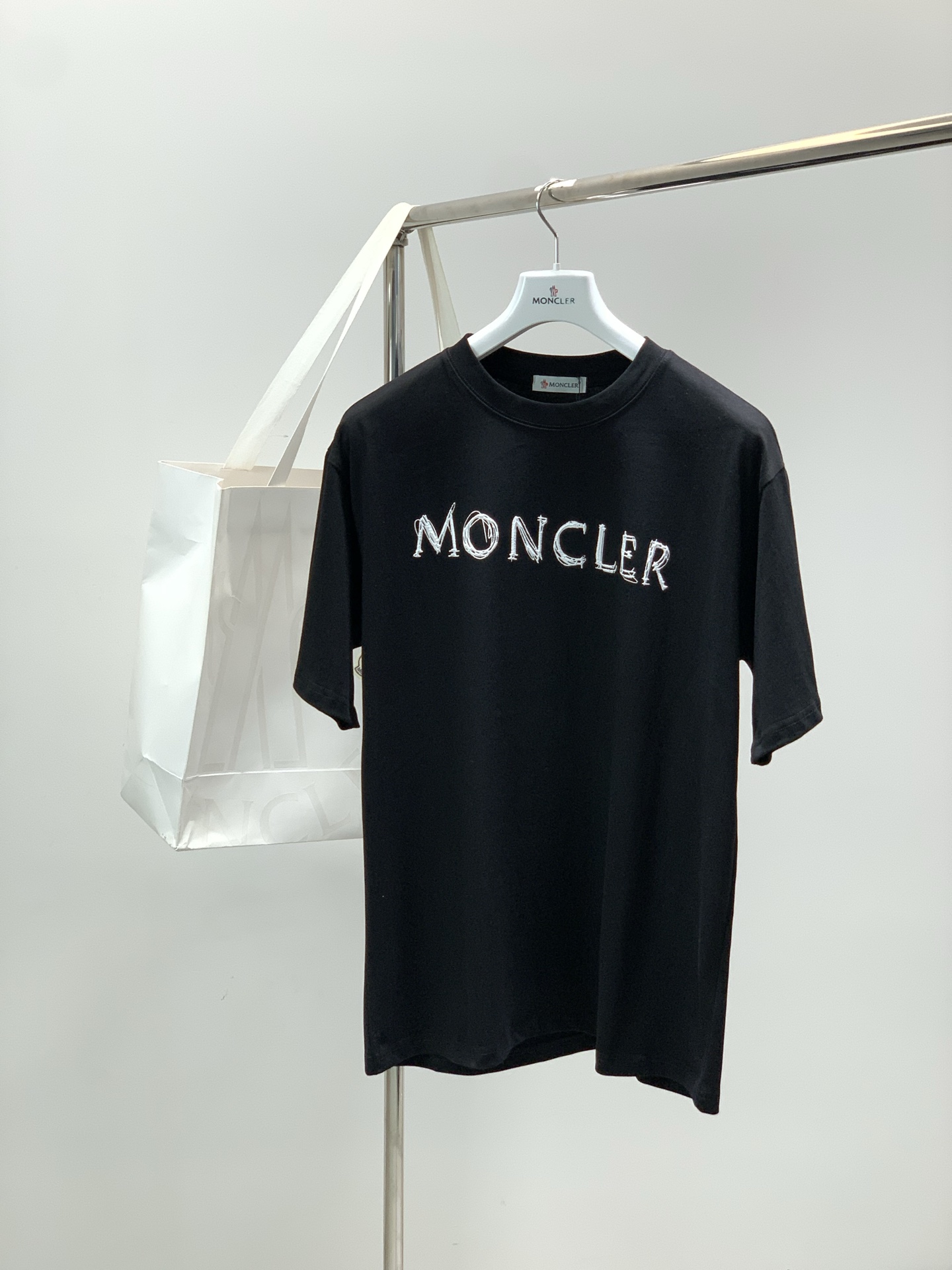 NO:728180,, Moncler Mouth Mouth, the latest 2025 summer products, available at counters simultaneously, original order, fashionable and casual round neck short-sleeved T-shirt, comfortable upper body!  Eye-catching and bright, using imported original fabrics, top-notch printing technology, letter pattern logo, simple yet stylish, fashionable and handsome upper body, 2 colors recommended, size S-2XL, Moncler, T-shirt, tees, t-shirt,19860909,Moncler 蒙口,2025夏季最新品,专柜同步有售,原单狠货,时尚休闲圆领短袖T恤,上身舒适！吸睛而有亮点,采用进口原版面料,顶级印花工艺字母图案logo,简单而不失时尚,上身时尚帅气,2色推荐,码数S-2XL,,Moncler,T-shirt,tees，t-shirt,,Men's clothing