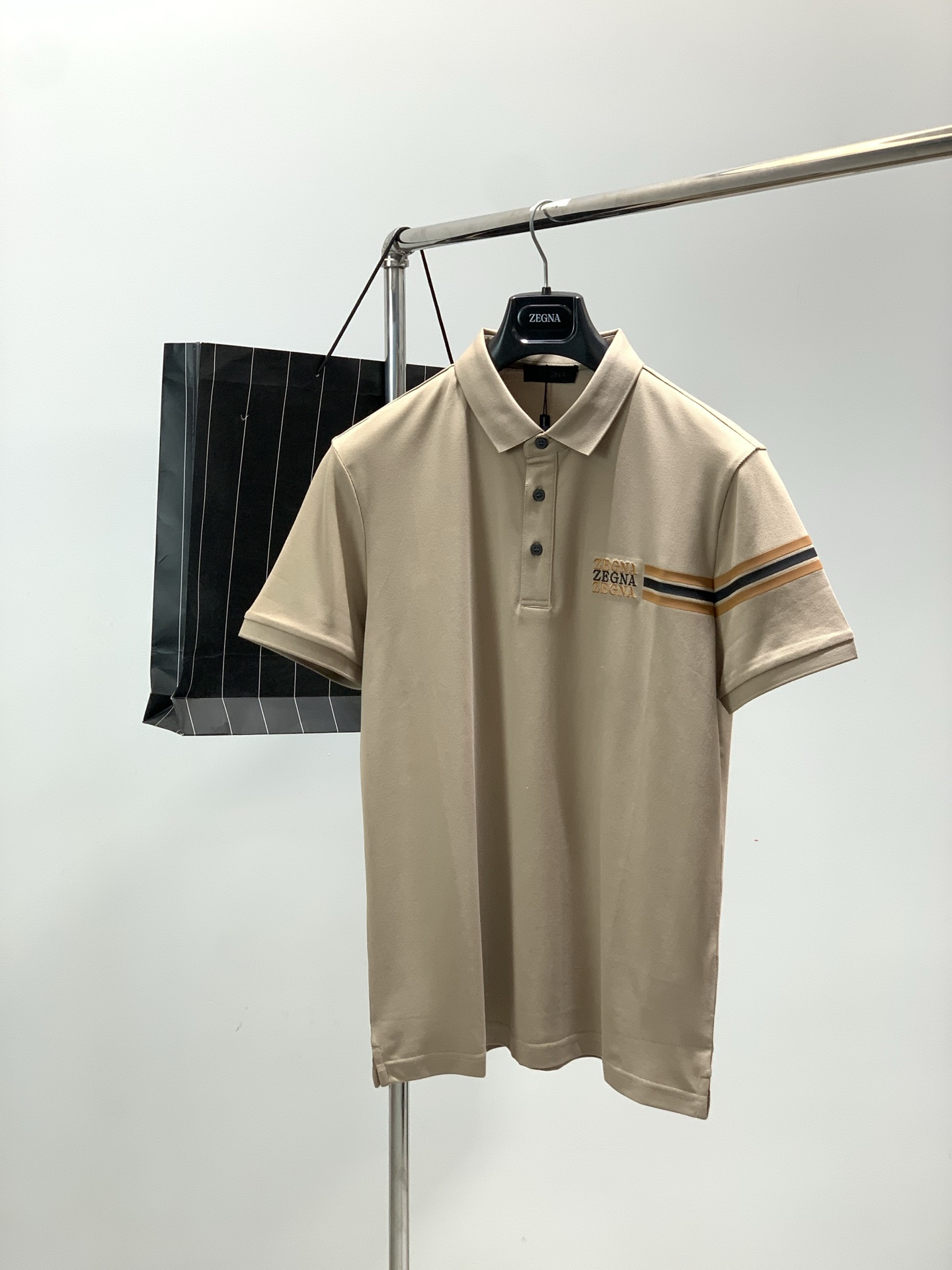 NO:743617,, Zegna, 2025 summer latest product, available at counters simultaneously, original order, fashionable and casual lapel short-sleeved T-shirt, made of imported original fabric, comfortable and breathable, top-notch embroidery technology letter pattern decoration logo, the upper body is very handsome!  3 colors recommended, size M-2XL, hot style, zegna, T-shirt, tees, t-shirt,19860909,杰尼亚 Zegna,2025夏季最新品,专柜同步有售,原单狠货,时尚休闲翻领短袖T恤,采用进口原版面料,舒适透气,顶级刺绣工艺字母图案装饰logo,上身帅气十足！3色推荐,码数M-2XL,爆款,,zegna,T-shirt,tees，t-shirt,,Men's clothing