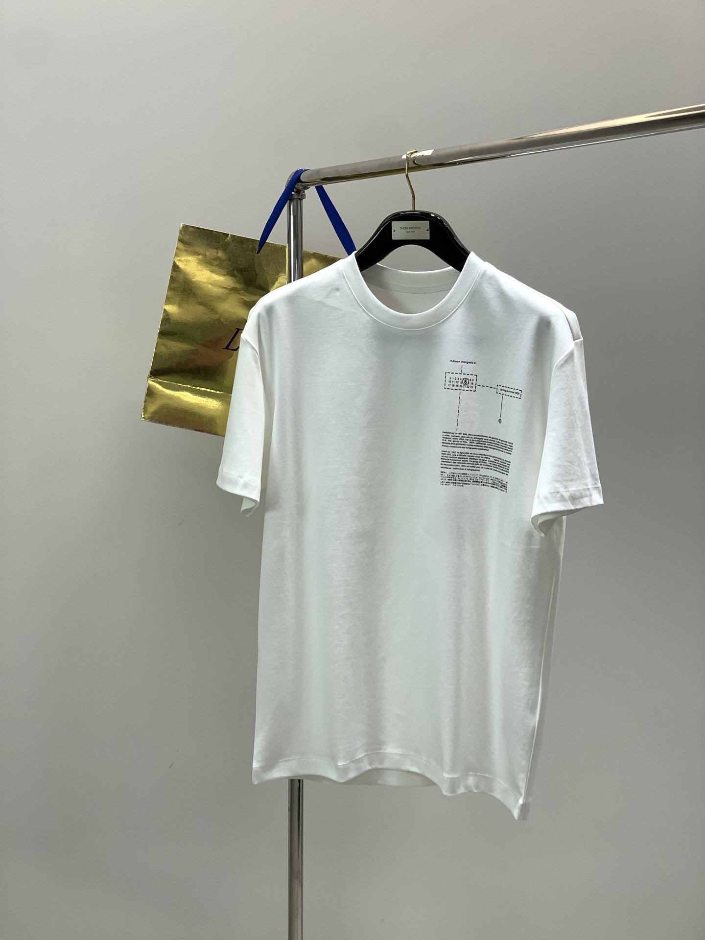 NO:743622,, Maison Margiela, the latest 2025 summer product, available at counters simultaneously, original order, fashionable and casual round neck short-sleeved T-shirt, comfortable for the upper body!  It is eye-catching and bright. It uses imported original fabrics and top-notch printing technology with letter pattern logo. It is of extremely high grade and the upper body is very handsome!  2 colors recommended, size M-3XL, masion margiela, T-shirt, tees, t-shirt,19860909,Maison Margiela马吉拉,2025夏季最新品,专柜同步有售,原单狠货,时尚休闲圆领短袖T恤,上身舒适！吸睛而有亮点,采用进口原版面料,顶级印花工艺字母图案logo,档次极高,上身帅气十足！2色推荐,码数M-3XL,,masion margiela,T-shirt,tees，t-shirt,,Men's clothing