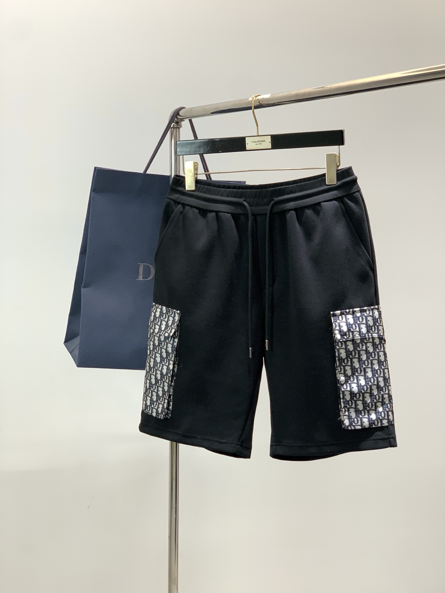 NO:743615,, Dior, 2025 new summer products, available at counters simultaneously, simple and fashionable casual shorts, original imported fabrics, comfortable and breathable, top-notch jacquard craft letter pattern decorative logo, original hardware accessories decoration, extremely high grade, unique design, fashionable and handsome upper body!  Size M-3XL,,dior,dior,shorts,19860909,Dior 迪奥, 2025夏季新品,专柜同步有售,简约时尚休闲短裤,原版进口面料,舒适透气,顶级提花工艺字母图案装饰logo,原版五金辅料装饰,档次极高,独特设计,上身时尚帅气！码数M-3XL,,dior,dior,shorts,,Men's clothing