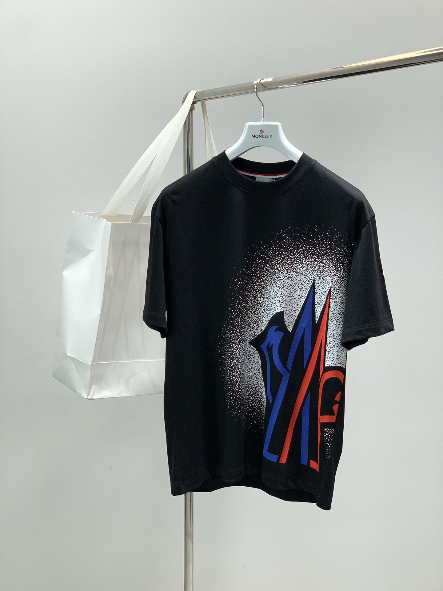 NO:743629,, Moncler Mouth Mouth, the latest 2025 summer products, available at counters simultaneously, original order, fashionable and casual round neck short-sleeved T-shirt, comfortable upper body!  Eye-catching and bright, it uses imported original fabrics, top-notch printing and embroidery technology, letter pattern logo, simple yet stylish, fashionable and handsome upper body, 2 colors recommended, size M-3XL, Moncler, T-shirt, tees, t-shirt,19860909,Moncler 蒙口,2025夏季最新品,专柜同步有售,原单狠货,时尚休闲圆领短袖T恤,上身舒适！吸睛而有亮点,采用进口原版面料,顶级印花刺绣工艺字母图案logo,简单而不失时尚,上身时尚帅气,2色推荐,码数M-3XL,,Moncler,T-shirt,tees，t-shirt,,Men's clothing