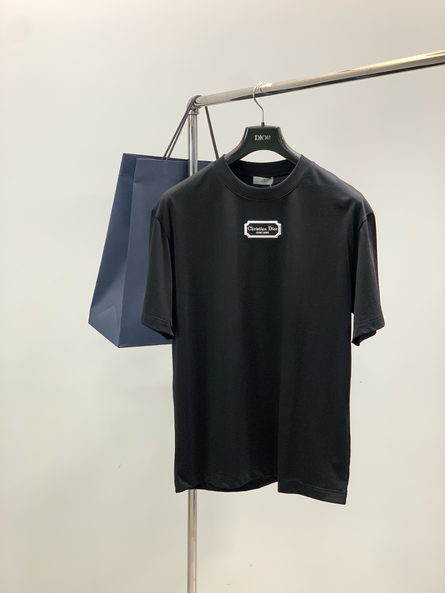 NO:743641,, Dior, 2025 new summer products, available at counters simultaneously, simple, fashionable and casual round-neck short-sleeved T-shirt, original imported fabric, comfortable and breathable, top-notch embroidered letter pattern logo, extremely high-grade, unique design, fashionable and handsome upper body!  2 colors recommended, size M-3Xl, dior, dior, T-shirt, tees, t-shirt,19860909,Dior 迪奥, 2025夏季新品,专柜同步有售,简约时尚休闲圆领短袖T恤,原版进口面料,舒适透气,顶级刺绣工艺字母图案logo,档次极高,独特设计,上身时尚帅气！2色推荐,码数M-3Xl,,dior,dior,T-shirt,tees，t-shirt,,Men's clothing