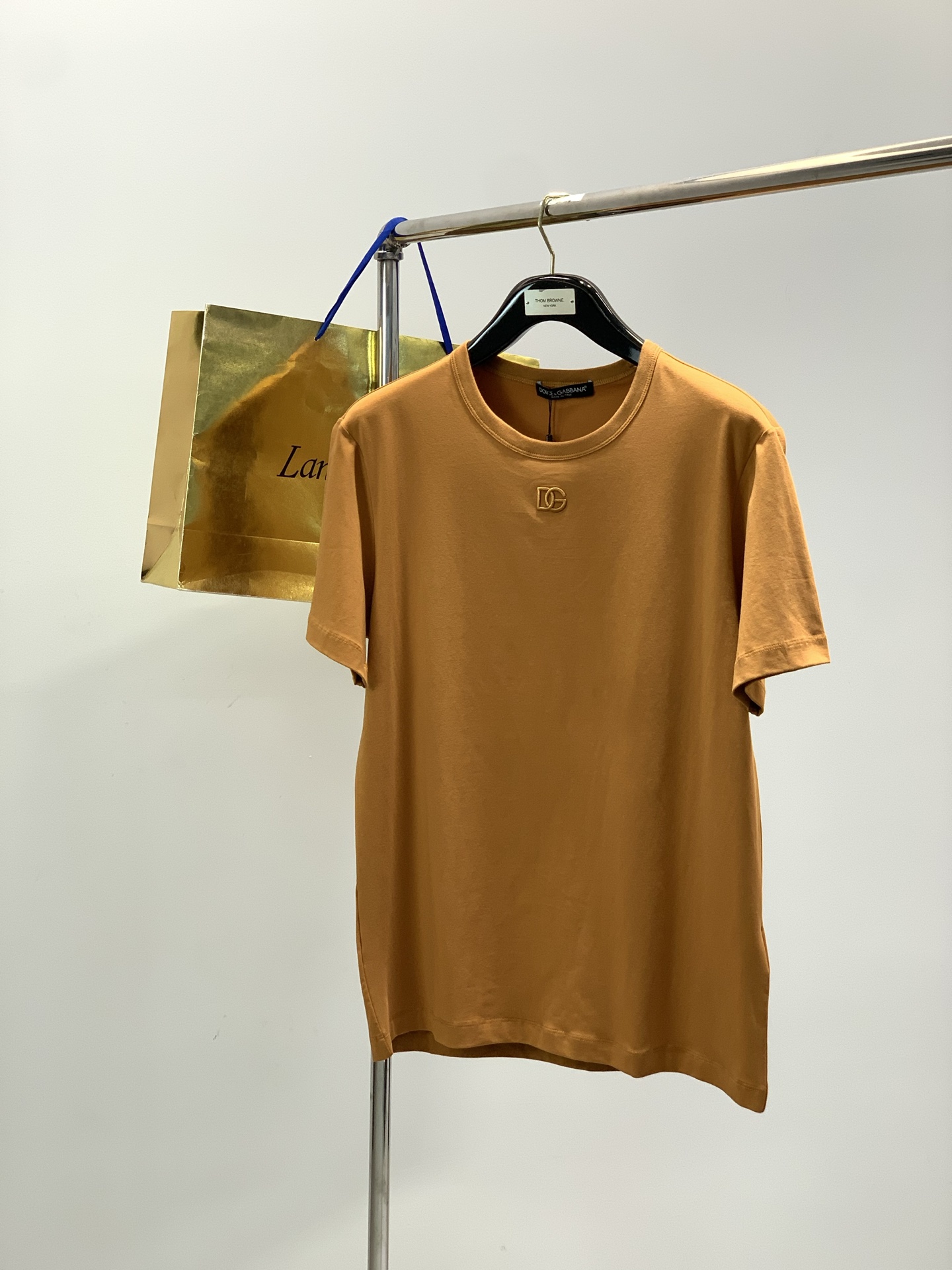 NO:743605,, Dolce & Gabbana, 2025 summer latest product, available at counters simultaneously, original order, fashionable and casual round neck short-sleeved T-shirt, imported original fabric, top embroidery crafts letter pattern logo, extremely high grade, comfortable and versatile, handsome and stylish upper body!  3 colors recommended, size M-3XL, Dolce&Gabbana, T-shirt, tees, t-shirt,19860909,杜嘉班纳,2025夏季最新品,专柜同步有售,原单狠货,时尚休闲圆领短袖T恤,进口原版面料,顶级刺绣工艺字母图案logo,档次极高,舒适百搭,上身帅气有型！3色推荐,码数M-3XL,,Dolce&Gabbana,T-shirt,tees，t-shirt,,Men's clothing