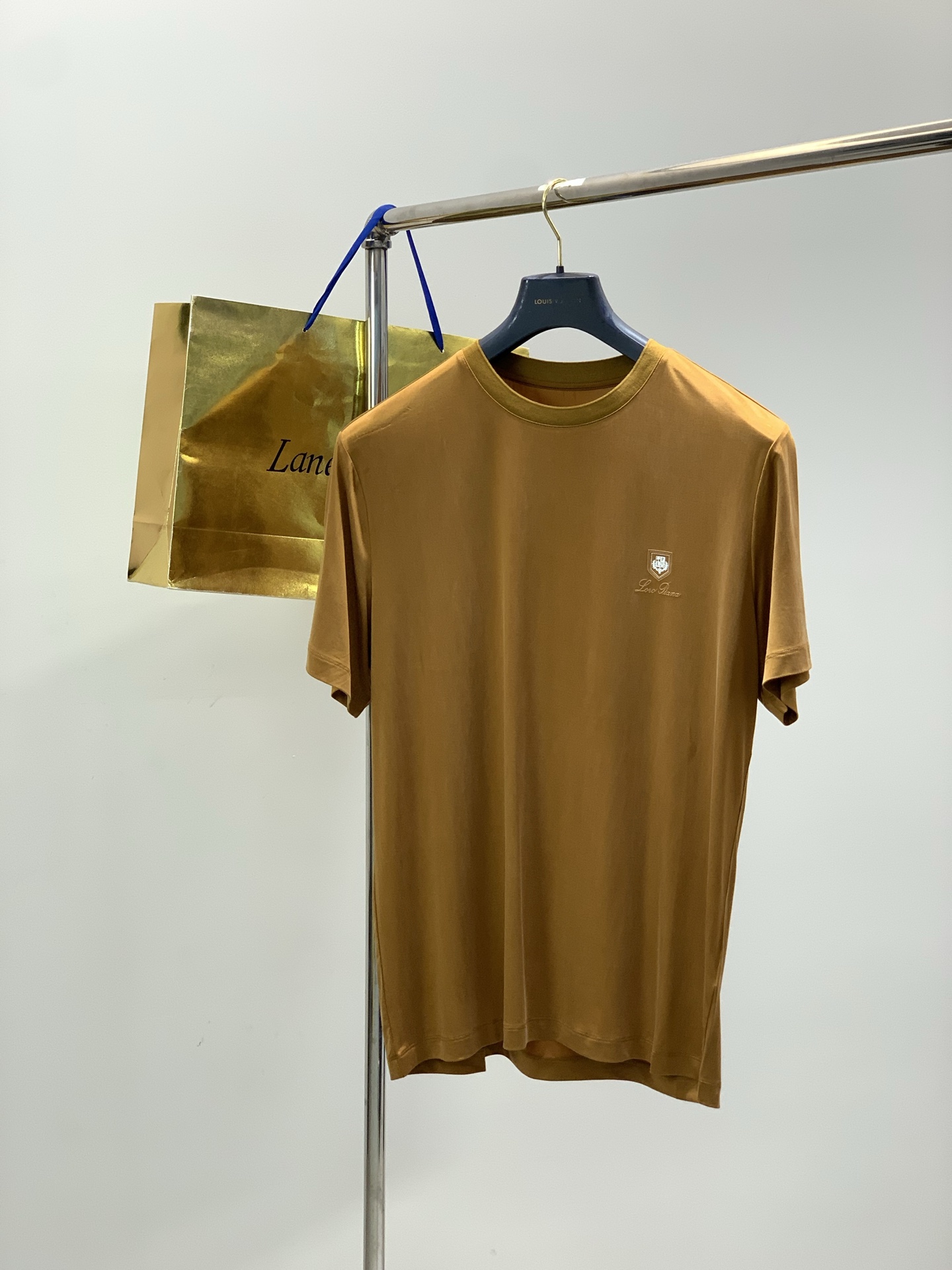 NO:743628,, LP (Loro Piana), 2025 new summer product, fashionable and casual round neck short-sleeved T-shirt, made of imported original fabrics, top-notch printing technology, letter pattern decoration logo, simple yet fashionable, extremely high-grade, comfortable and versatile, handsome and stylish upper body!  2 colors recommended, size M-3XL,,loro piana,loro piana,T-shirt,tees,t-shirt,19860909,LP(Loro Piana ), 2025夏季新品,时尚休闲圆领短袖T恤,采用进口原版面料,顶级印花工艺字母图案装饰logo,简单而不失时尚,档次极高,舒适百搭,上身帅气有型！2色推荐,码数M-3XL,,loro piana,loro piana,T-shirt,tees，t-shirt,,Men's clothing