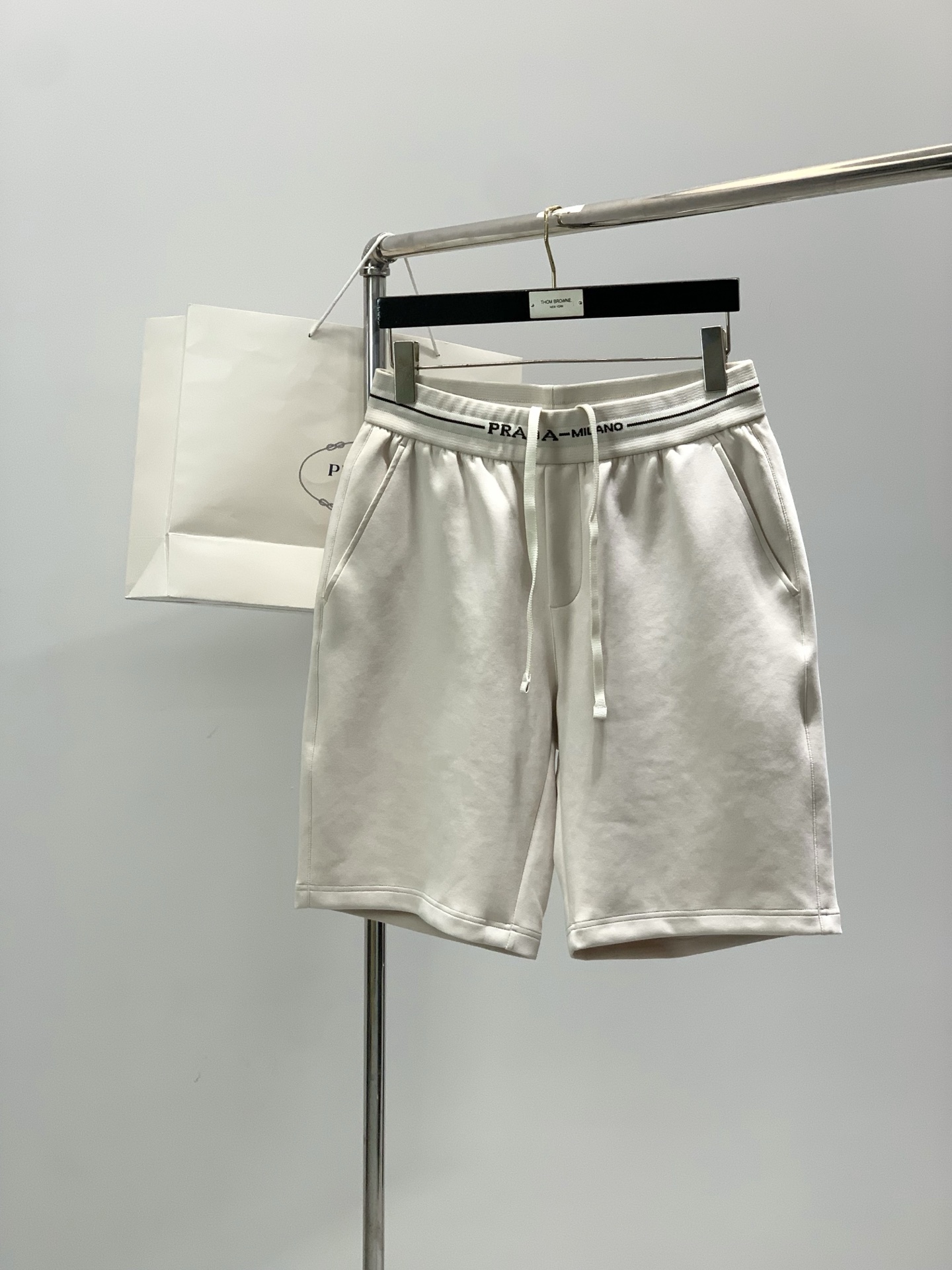 NO:743634,, PRADA, 2025 summer latest product, available at counters simultaneously, fashionable casual shorts, imported original fabrics, extremely complex workmanship, the only channel that can be used as a purchasing agent, top-notch printing technology letter pattern logo, original hardware accessories decoration, extremely high-grade, comfortable and versatile, handsome and stylish upper body, 2 colors recommended, size M-3XL,, prada, prada, shorts,19860909,PRADA 普拉达,2025夏季最新品,专柜同步有售,时尚休闲短裤,进口原版面料,做工极为复杂,唯一可以做代购级别的渠道狠货,顶级印花工艺字母图案logo,原版五金辅料装饰,档次极高,舒适百搭,上身帅气有型,2色推荐,码数M-3XL,,prada,prada,shorts,,Men's clothing