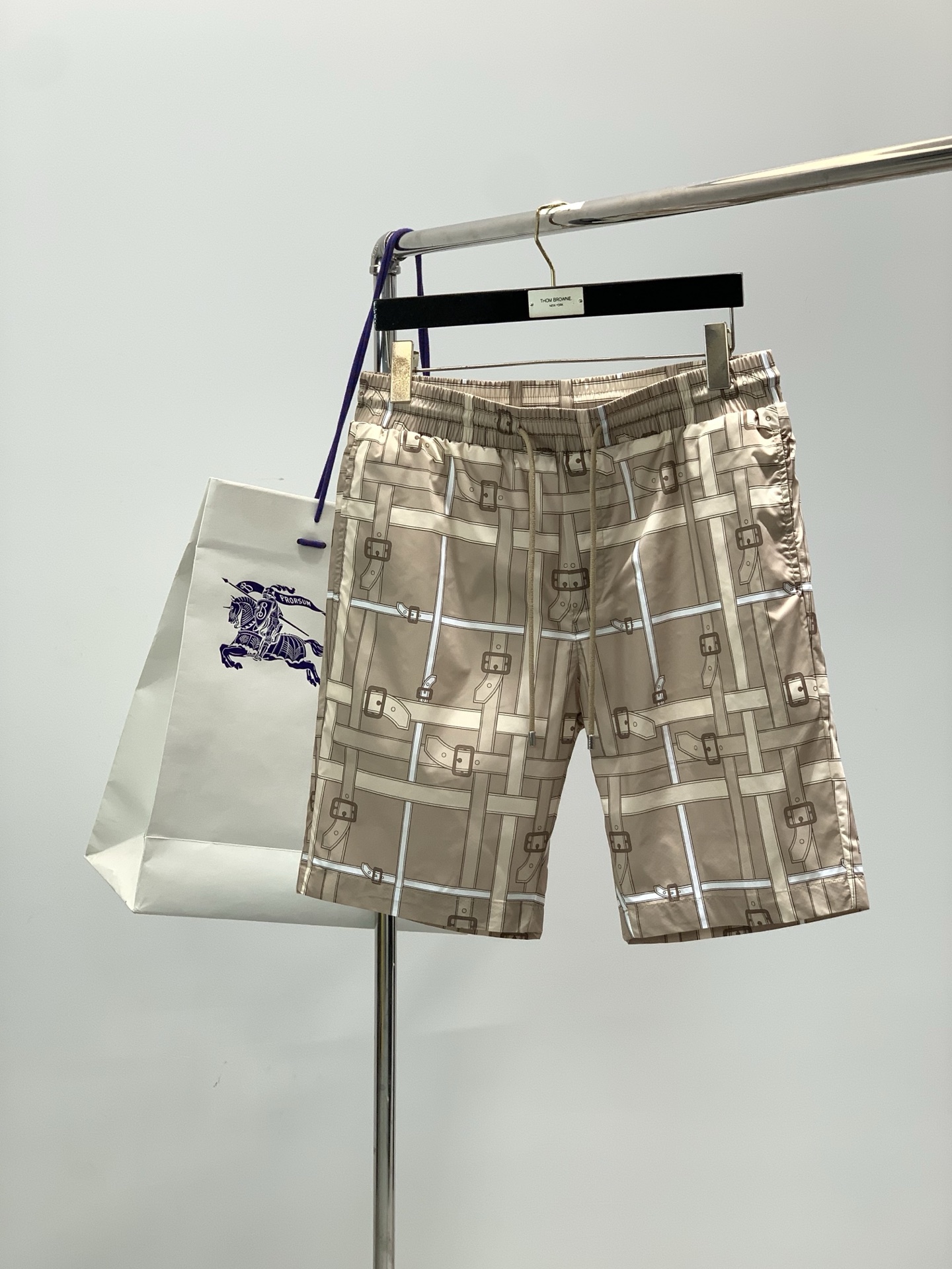 NO:743638,, Burberry, 2025 summer latest products, available at counters simultaneously, original goods, fashionable casual shorts, imported original fabrics, upper body comfortable and breathable, top printing technology letter pattern logo, original hardware accessories decoration, extremely high grade, comfortable and versatile, handsome upper body, size M-3XL,, burberry, burberry, shorts,19860909,Burberry 巴宝莉,2025夏季最新品,专柜同步有售,原单狠货,时尚休闲短裤,进口原版面料,上身舒适透气,顶级印花工艺字母图案logo,原版五金辅料装饰,档次极高,舒适百搭,上身帅气十足,码数M-3XL,,burberry,burberry,shorts,,Men's clothing