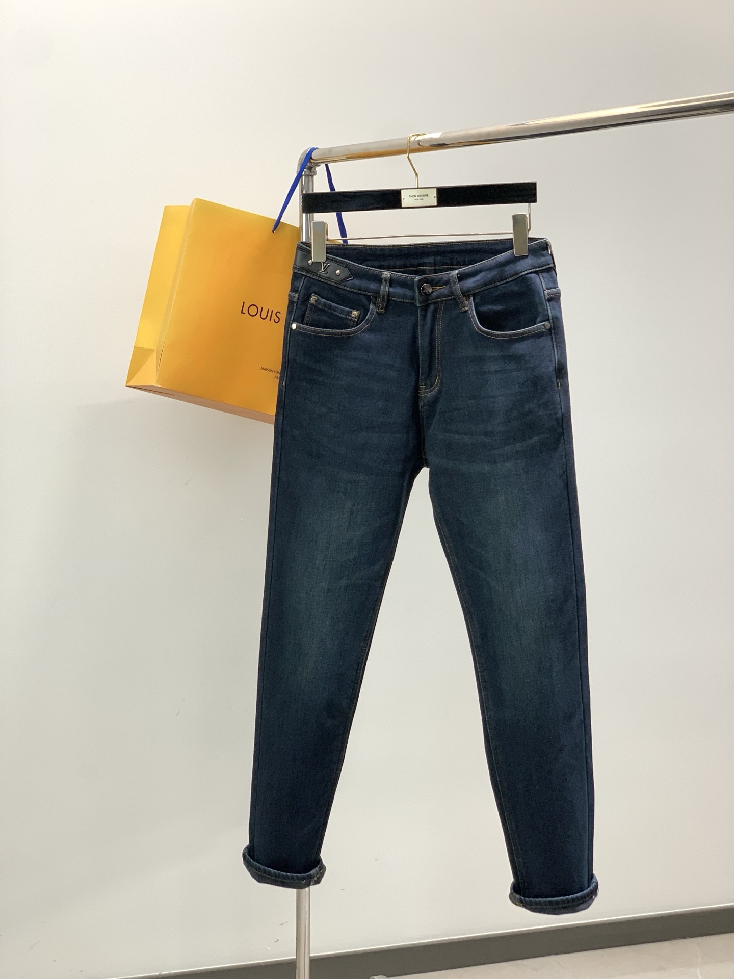 NO:728575,, LouisVuitton Louis Vuitton, the latest winter model, available at counters simultaneously, original order, fashionable and casual velvet washed jeans, the upper body is very unique!  Eye-catching and bright, imported original fabrics, top-notch printing technology letter pattern decoration Logo, original hardware accessories decoration, simple yet fashionable, classic atmosphere, comfortable and breathable, handsome and stylish upper body, code number 29-40,, louis vuitton, louis vuitton, jeans,19860909,LouisVuitton 路易威登,冬季最新款,专柜同步有售,原单狠货,时尚休闲绒水洗牛仔裤,上身很有特点！吸睛而有亮点,进口原版面料,顶级印花工艺字母图案装饰Logo,原版五金辅料装饰,简单而不失时尚,经典大气,舒适透气,上身帅气有型,码数29-40,,louis vuitton,louis vuitton,jeans,,Men's clothing