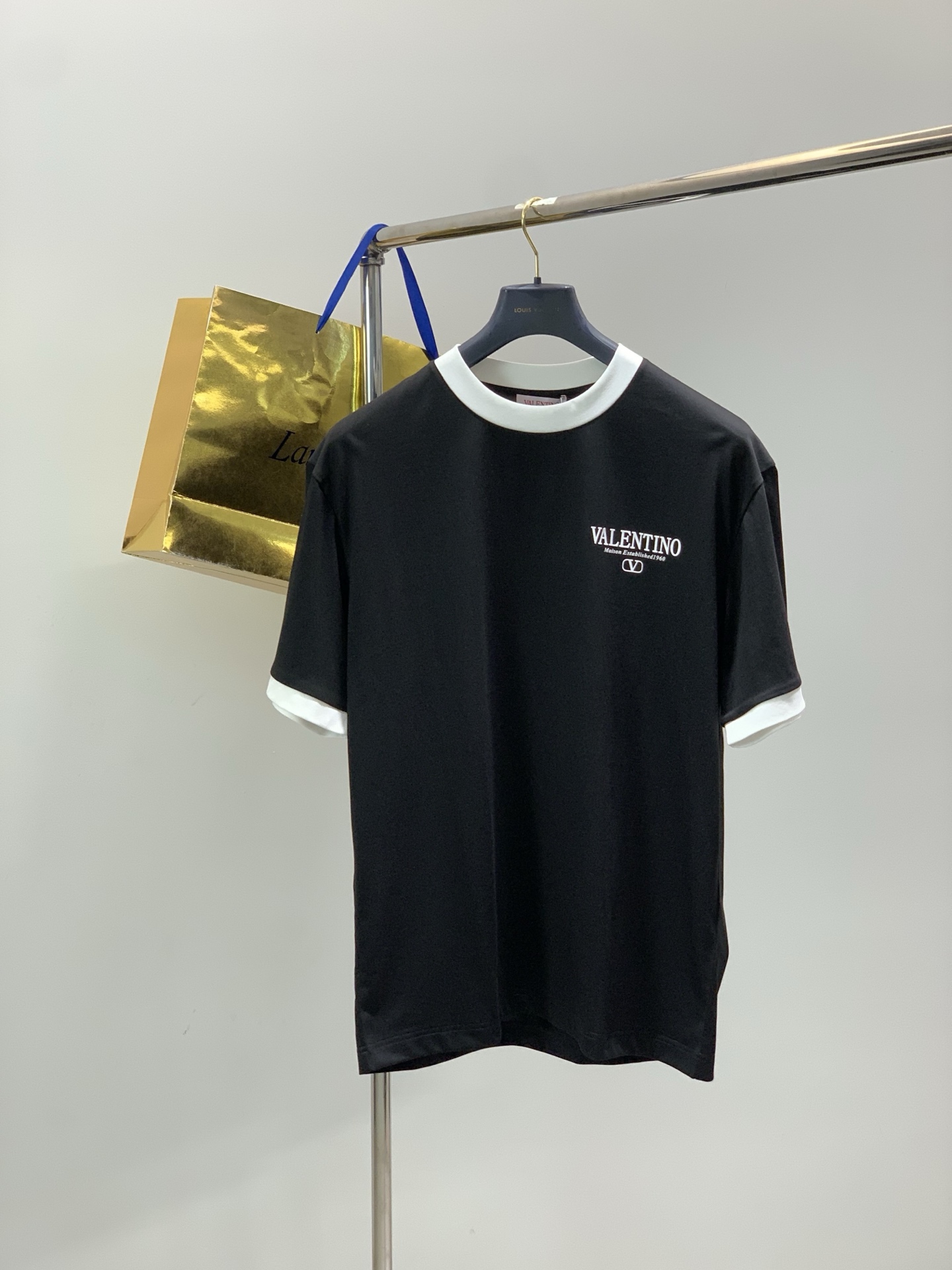 NO:743612,, Valentino, 2025 new summer products, fashionable and casual round neck short-sleeved T-shirts, available at counters simultaneously, original goods, imported original fabrics, top-notch printing technology letter pattern decoration logo, a must-have for fashionistas, extremely high grade, exquisite workmanship, handsome and fashionable upper body, 2 colors recommended, size M-3XL,,valentino,valentino,T-shirt,tees,t-shirt,19860909,Valentino 华伦天奴,2025夏季新品,时尚休闲圆领短袖T恤,专柜同步有售,原单狠货,进口原版面料,顶级印花工艺字母图案装饰logo,潮人必备,档次极高,工艺精湛,上身帅时尚帅气,2色推荐,码数M-3XL,,valentino,valentino,T-shirt,tees，t-shirt,,Men's clothing