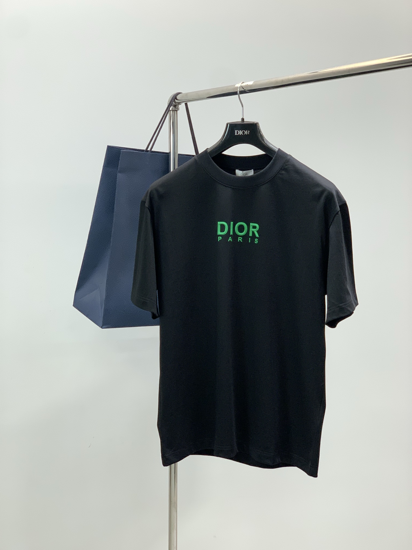 NO:743603,, Dior, 2025 new summer products, available at counters simultaneously, simple, fashionable and casual round-neck short-sleeved T-shirt, original imported fabric, comfortable and breathable, top-notch printing technology, letter pattern logo, extremely high-grade, unique design, fashionable and handsome upper body!  2 colors recommended, size M-3Xl, dior, dior, T-shirt, tees, t-shirt,19860909,Dior 迪奥, 2025夏季新品,专柜同步有售,简约时尚休闲圆领短袖T恤,原版进口面料,舒适透气,顶级印花工艺字母图案logo,档次极高,独特设计,上身时尚帅气！2色推荐,码数M-3Xl,,dior,dior,T-shirt,tees，t-shirt,,Men's clothing