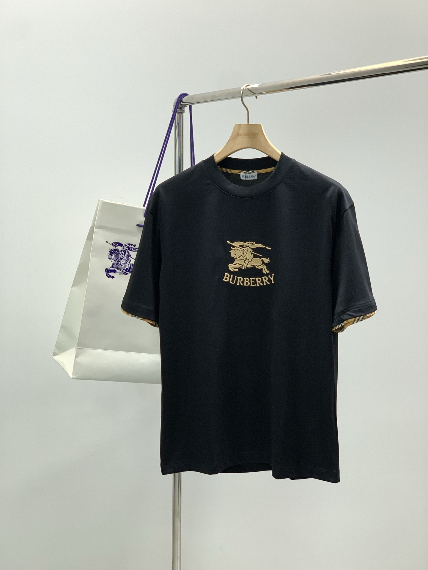 NO:743598,, Burberry, 2025 summer latest products, available at counters simultaneously, original goods, fashionable and casual round neck short-sleeved T-shirt, imported original fabric, upper body is comfortable and breathable, top-notch embroidery craft letter pattern decorated logo, extremely high grade, comfortable and versatile, upper body is handsome, 2 colors recommended, size M-3XL,, burberry, burberry, T-shirt, tees, t-shirt,19860909,Burberry 巴宝莉,2025夏季最新品,专柜同步有售,原单狠货,时尚休闲圆领短袖T恤,进口原版面料,上身舒适透气,顶级刺绣工艺字母图案装饰logo,档次极高,舒适百搭,上身帅气十足,2色推荐,码数M-3XL,,burberry,burberry,T-shirt,tees，t-shirt,,Men's clothing