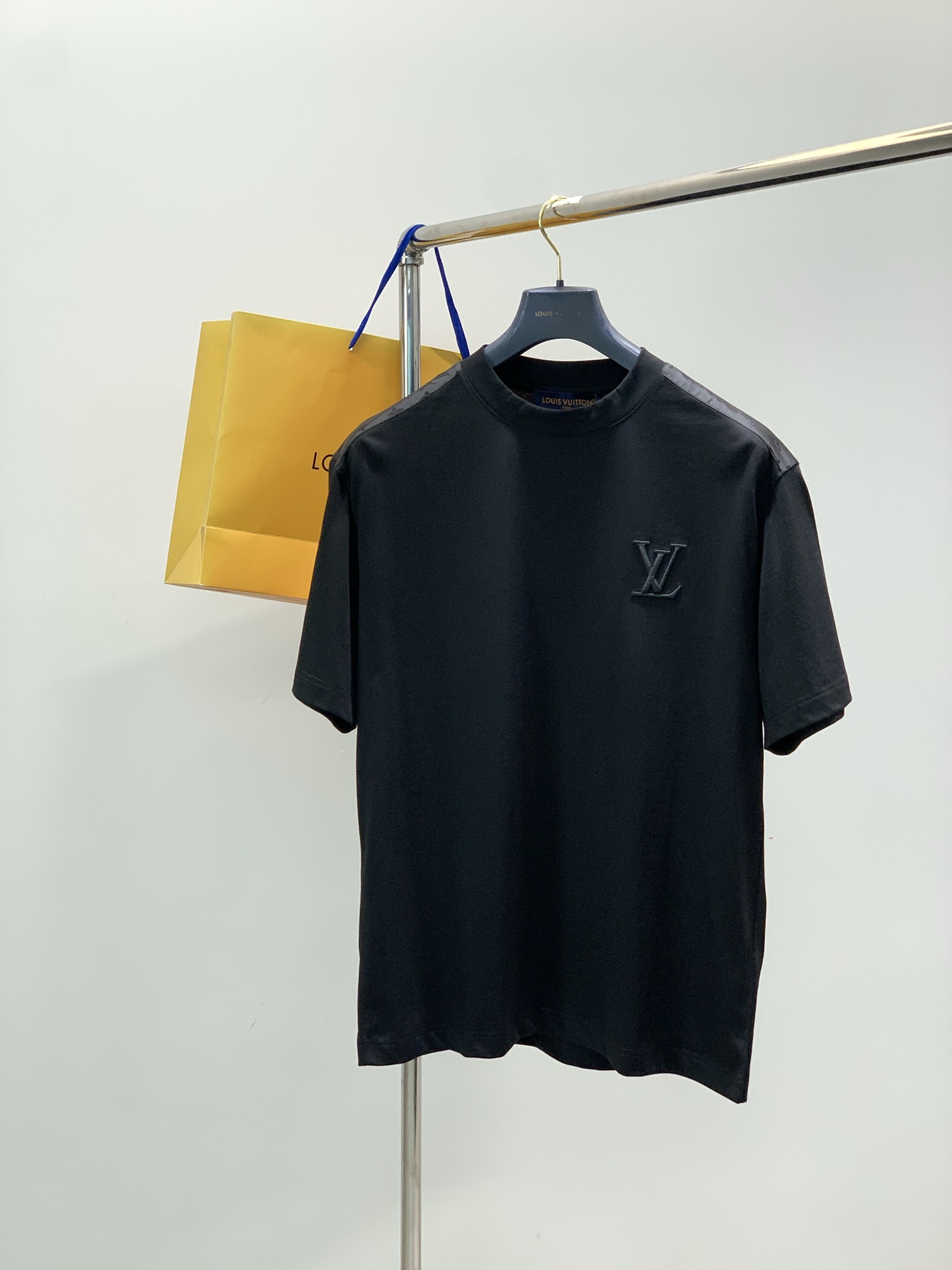 NO:743626,, LouisVuitton Louis Vuitton, the latest model for summer 2025, available at counters at the same time, original order, fashionable and casual round neck short-sleeved T-shirt, the upper body is very unique!  Eye-catching and bright, imported original fabrics, top embroidery craftsmanship letter pattern decoration Logo, simple yet fashionable, classic atmosphere, comfortable and breathable, handsome and stylish upper body, 2 colors recommended, size M-3Xl,, louis vuitton, louis vuitton, T-shirt, tees, t-shirt,19860909,LouisVuitton 路易威登,2025夏季最新款,专柜同步有售,原单狠货,时尚休闲圆领短袖T恤,上身很有特点！吸睛而有亮点,进口原版面料,顶级刺绣工艺字母图案装饰Logo,简单而不失时尚,经典大气,舒适透气,上身帅气有型,2色推荐,码数M-3Xl,,louis vuitton,louis vuitton,T-shirt,tees，t-shirt,,Men's clothing
