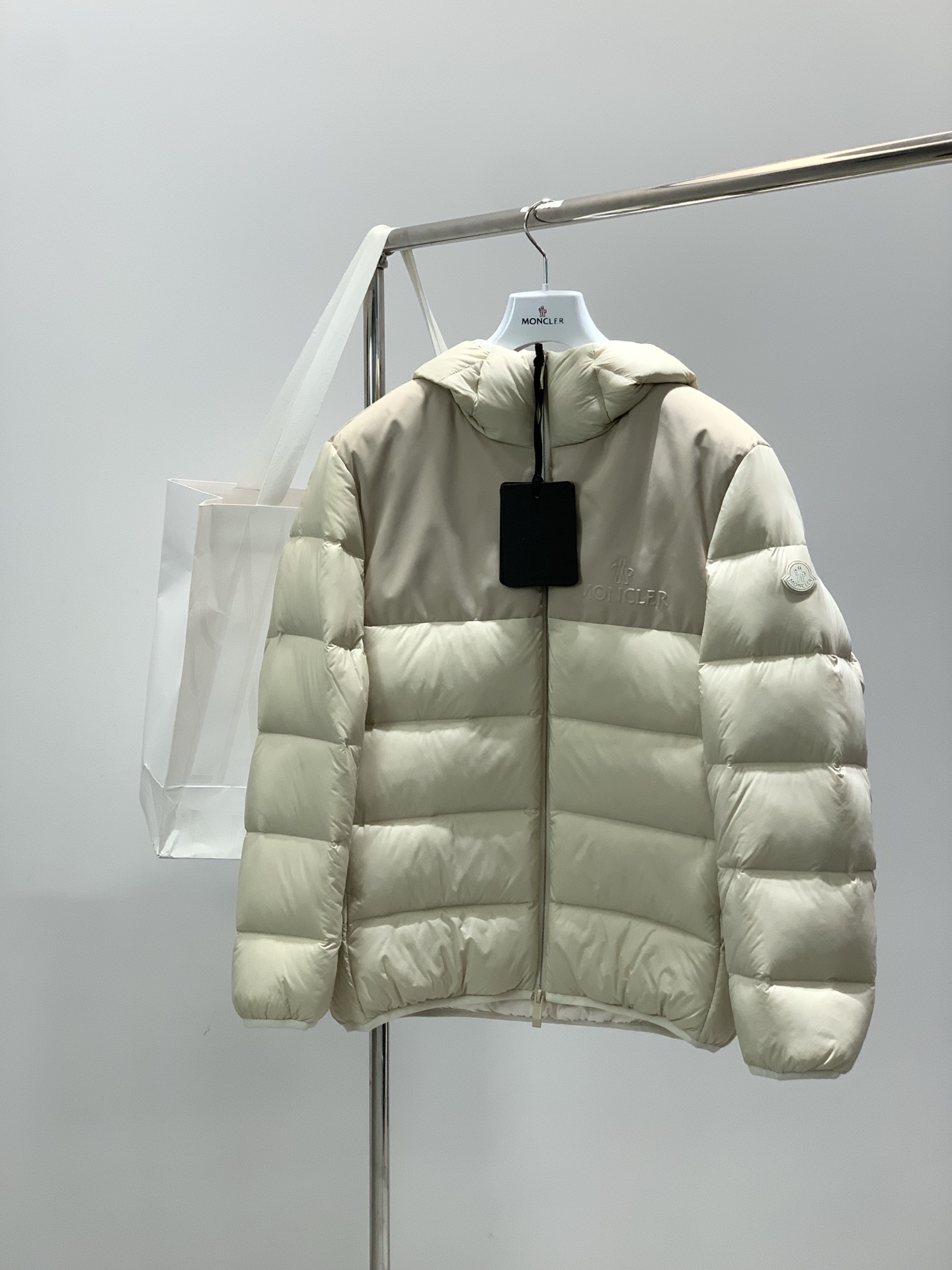 NO:728784,Years later, Moncler Mouth Mouth, the latest 2025 winter product, available at counters simultaneously, original order, fashionable and casual hooded down jacket, comfortable for the upper body!  Eye-catching and bright, it uses imported original fabrics, top-grade rubber printing process letter pattern logo, original hardware accessories decoration, simple yet fashionable, fashionable and handsome upper body, 2 colors recommended, code number 1-5, Moncler, down jacket, hats,19860909年后,,Moncler 蒙口,2025冬季最新品,专柜同步有售,原单狠货,时尚休闲连帽羽绒服,上身舒适！吸睛而有亮点,采用进口原版面料,顶级印胶工艺字母图案logo,原版五金辅料装饰,简单而不失时尚,上身时尚帅气,2色推荐,码数1-5,,Moncler,down jacket,hats,,Men's clothing