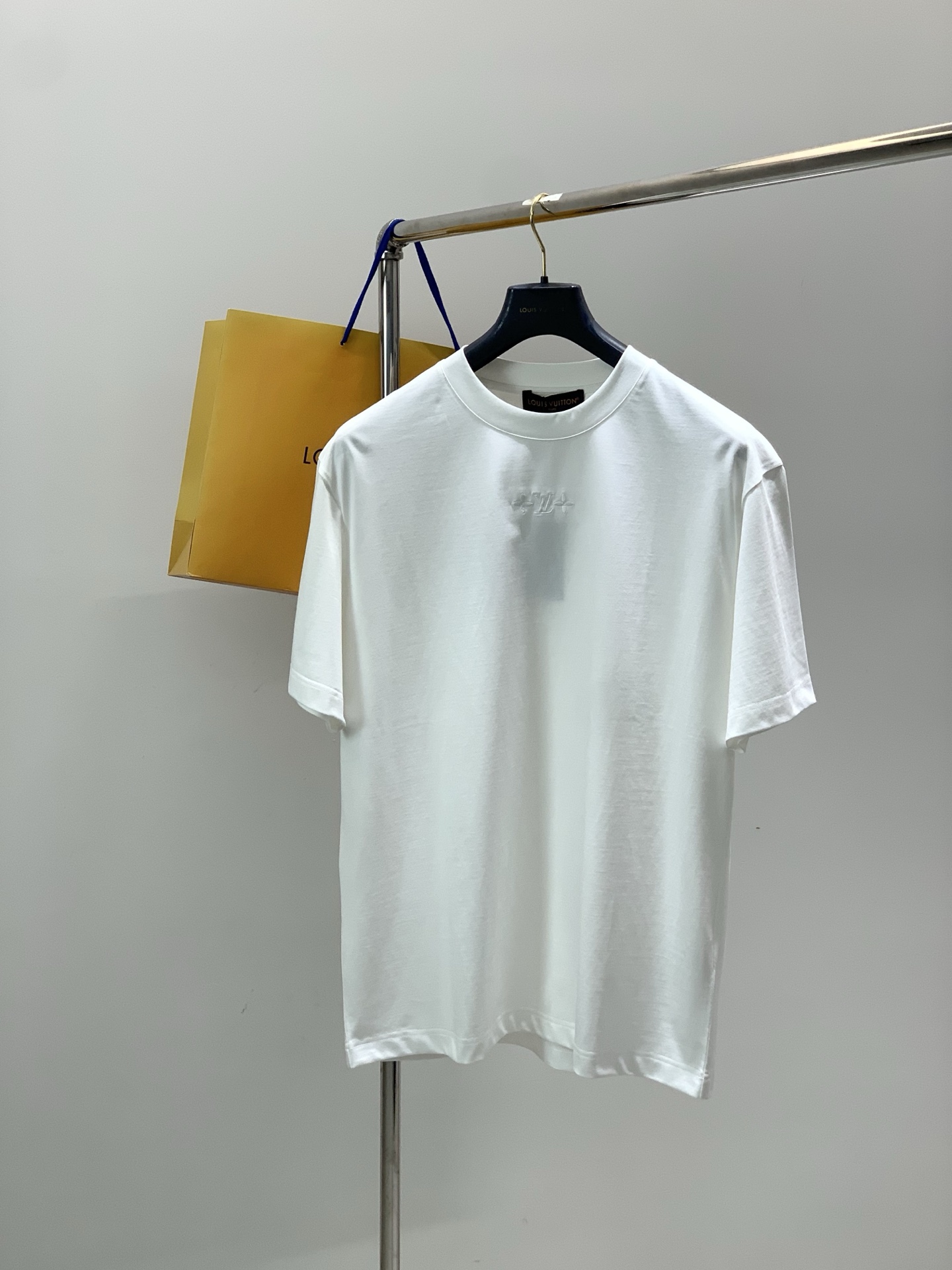 NO:728624,Years later, Louis Vuitton, the latest model for summer, is available at counters at the same time, original order, fashionable and casual round neck short-sleeved T-shirt, the upper body is very unique!  Eye-catching and bright, imported original fabrics, top embroidery craftsmanship letter pattern decoration Logo, simple yet fashionable, classic atmosphere, comfortable and breathable, handsome and stylish upper body, 2 colors recommended, size M-3Xl,, louis vuitton, louis vuitton, T-shirt, tees, t-shirt,19860909年后,,LouisVuitton 路易威登,夏季最新款,专柜同步有售,原单狠货,时尚休闲圆领短袖T恤,上身很有特点！吸睛而有亮点,进口原版面料,顶级刺绣工艺字母图案装饰Logo,简单而不失时尚,经典大气,舒适透气,上身帅气有型,2色推荐,码数M-3Xl,,louis vuitton,louis vuitton,T-shirt,tees，t-shirt,,Men's clothing