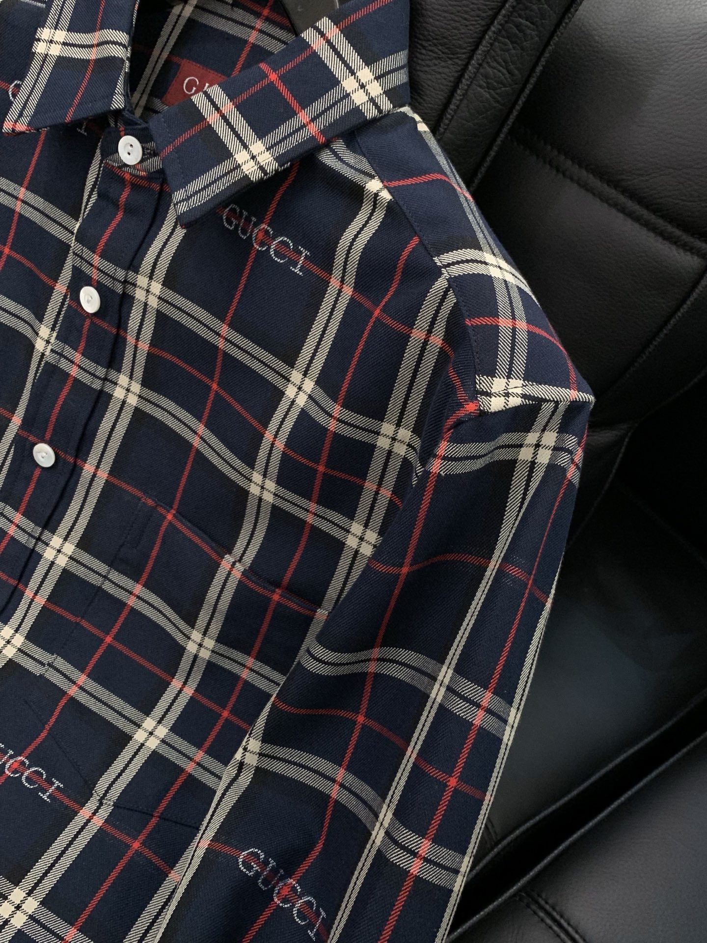 🌾，，Gucci 古驰，2025秋季最新款，专柜同步有售，原单狠货，时尚休闲长袖衬衫，上身很有特点！吸睛