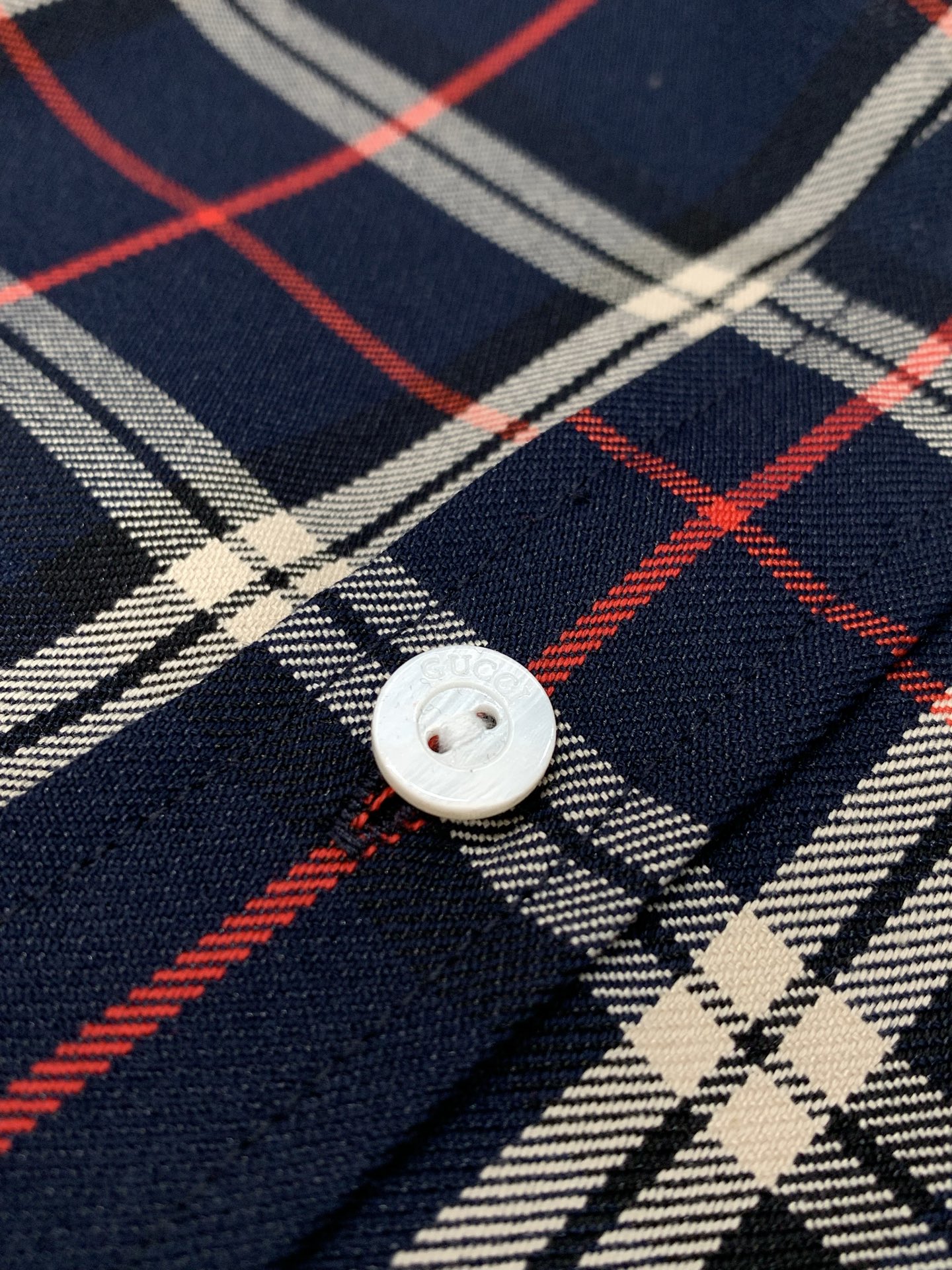 🌾，，Gucci 古驰，2025秋季最新款，专柜同步有售，原单狠货，时尚休闲长袖衬衫，上身很有特点！吸睛