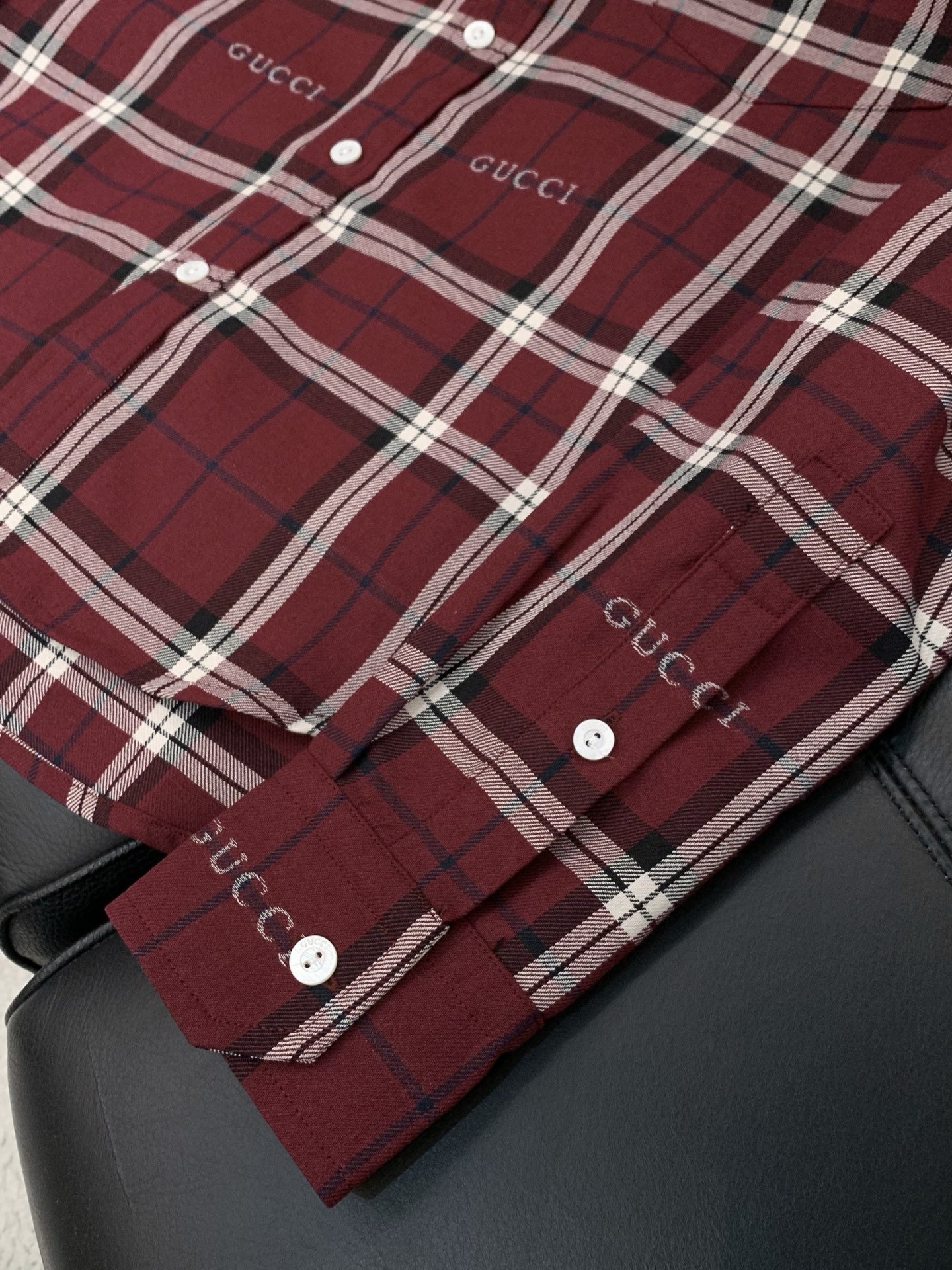 🌾，，Gucci 古驰，2025秋季最新款，专柜同步有售，原单狠货，时尚休闲长袖衬衫，上身很有特点！吸睛