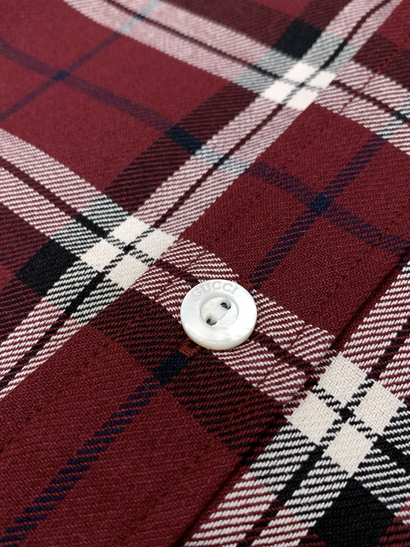 🌾，，Gucci 古驰，2025秋季最新款，专柜同步有售，原单狠货，时尚休闲长袖衬衫，上身很有特点！吸睛