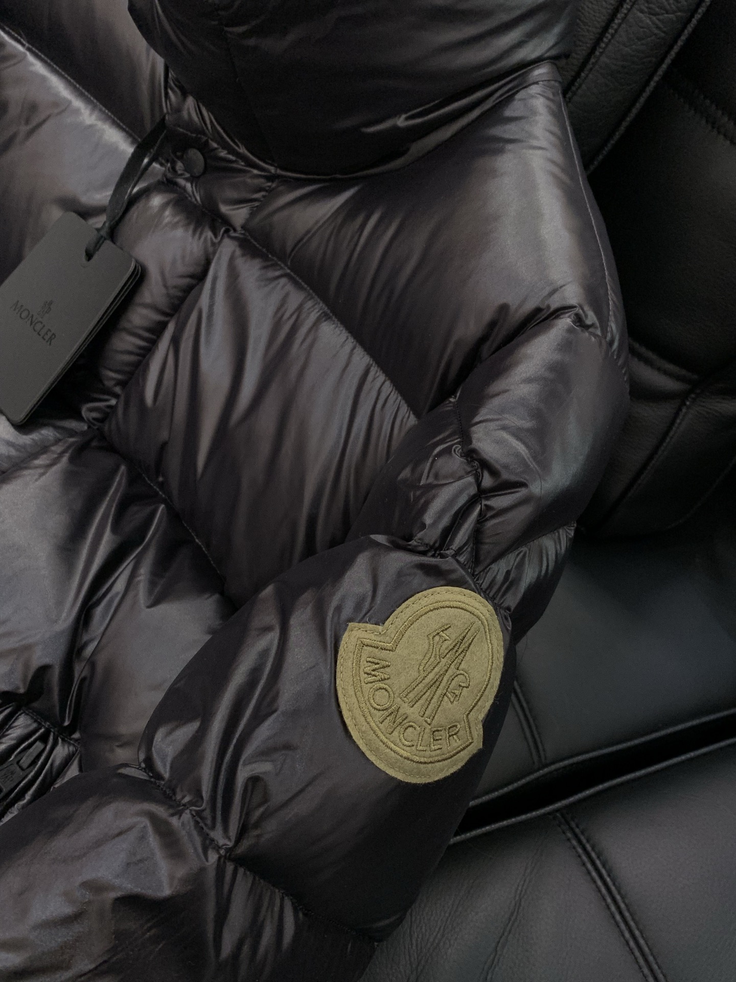 🌾，，Moncler 蒙口，2025冬季最新品，专柜同步有售，原单狠货，时尚休闲羽绒服，上身舒适！吸睛而