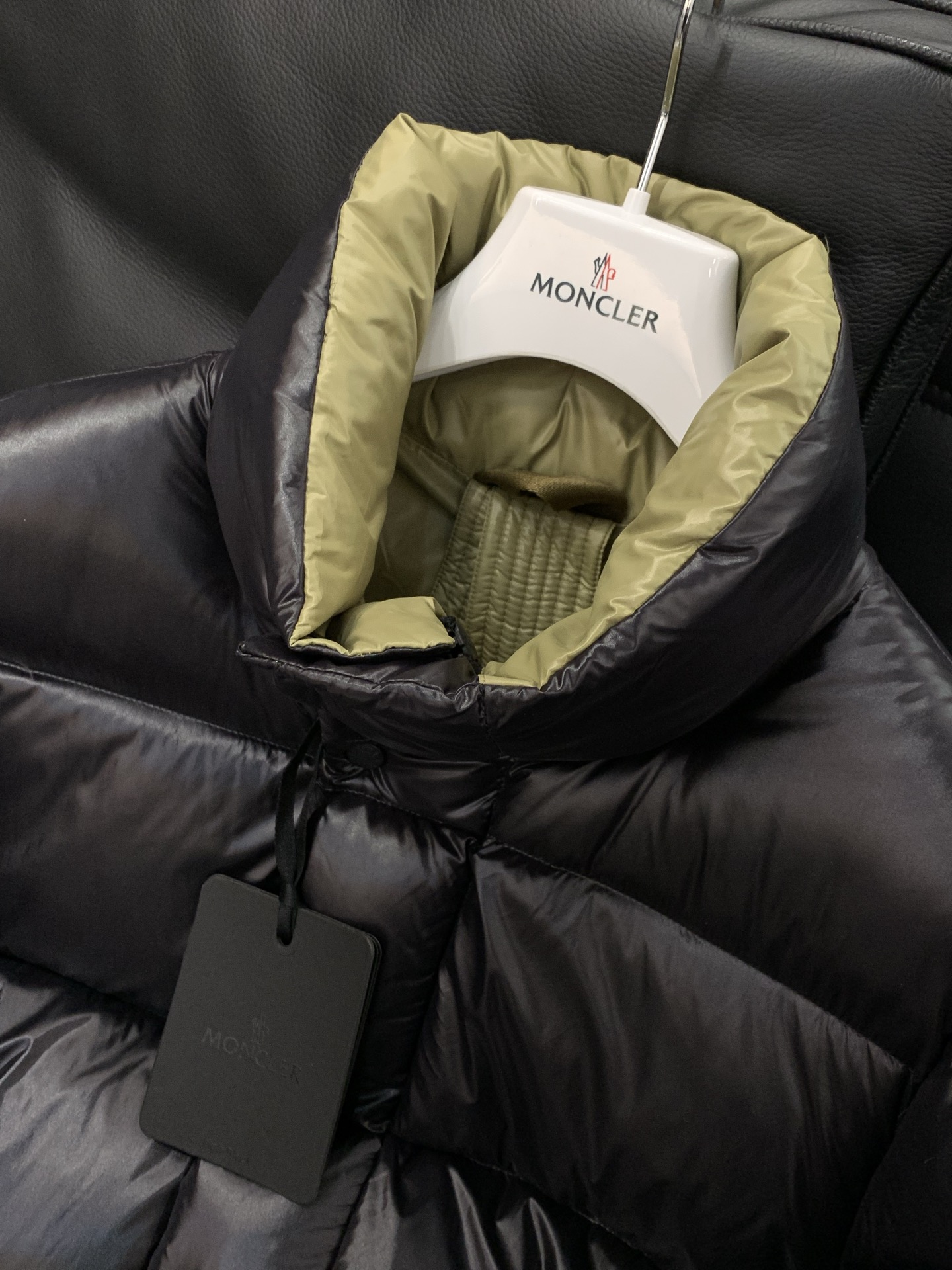 🌾，，Moncler 蒙口，2025冬季最新品，专柜同步有售，原单狠货，时尚休闲羽绒服，上身舒适！吸睛而