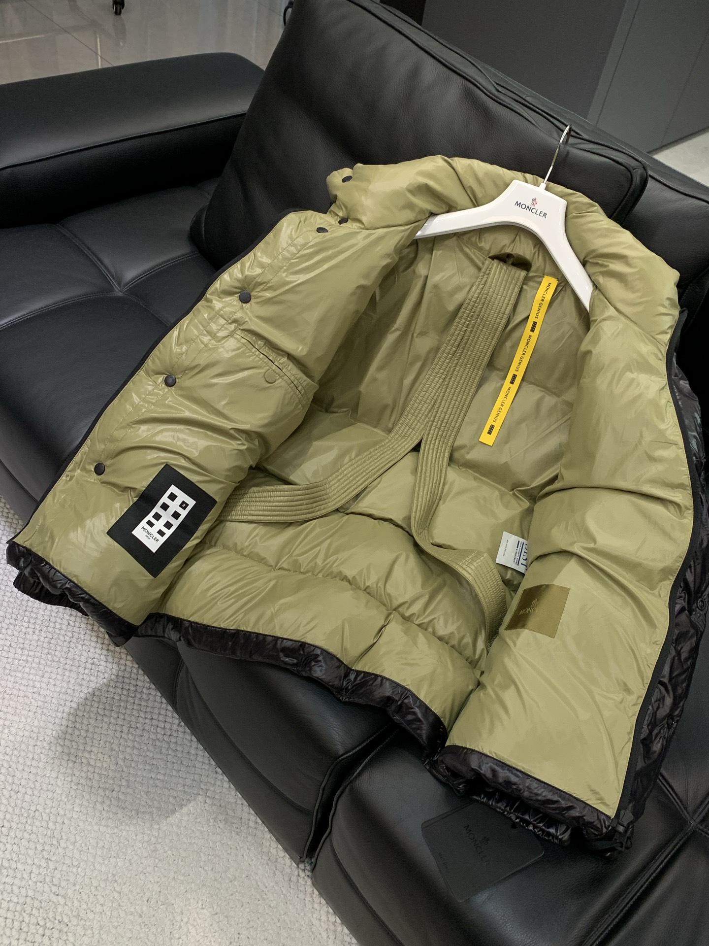 🌾，，Moncler 蒙口，2025冬季最新品，专柜同步有售，原单狠货，时尚休闲羽绒服，上身舒适！吸睛而