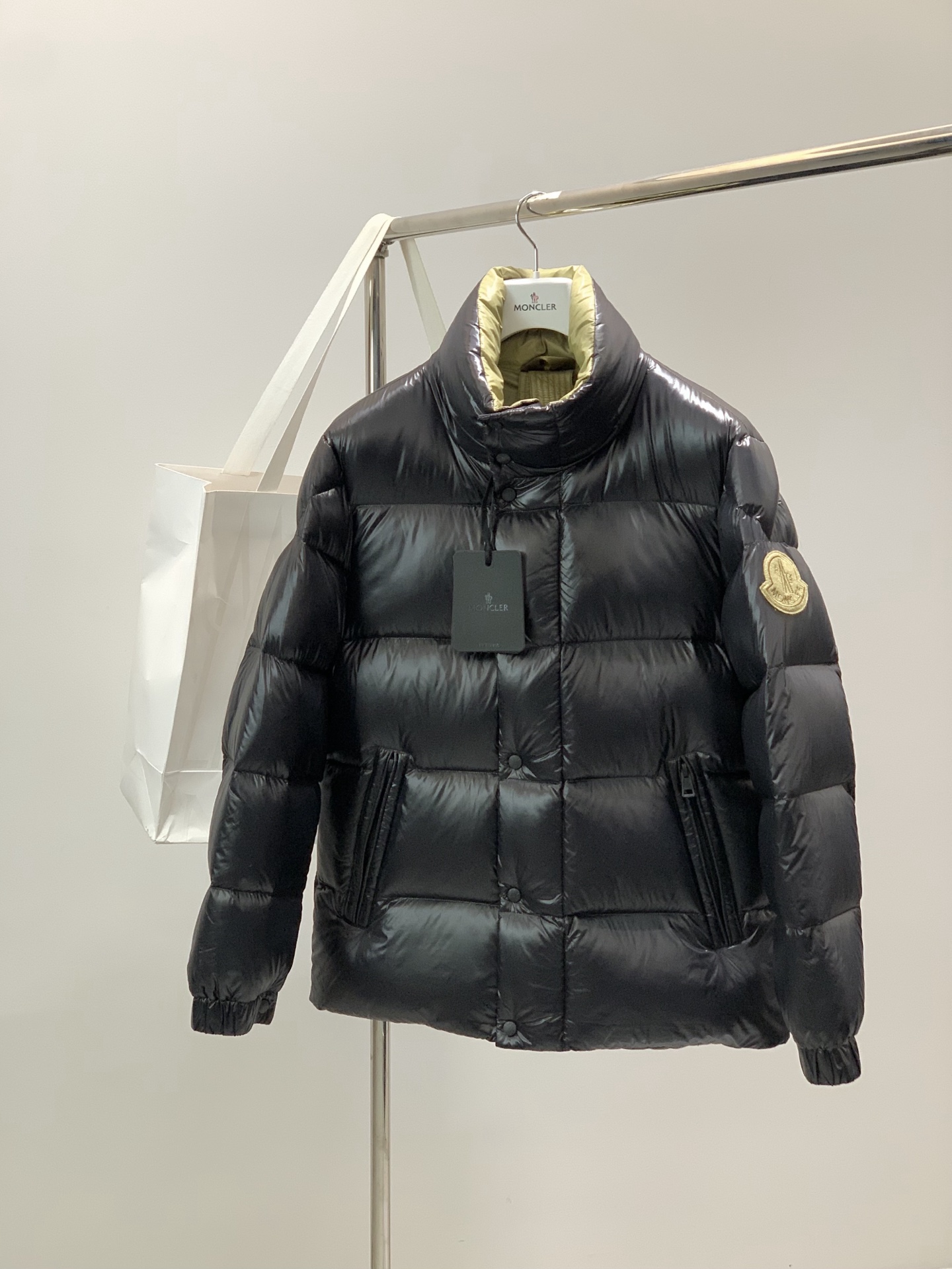 🌾，，Moncler 蒙口，2025冬季最新品，专柜同步有售，原单狠货，时尚休闲羽绒服，上身舒适！吸睛而
