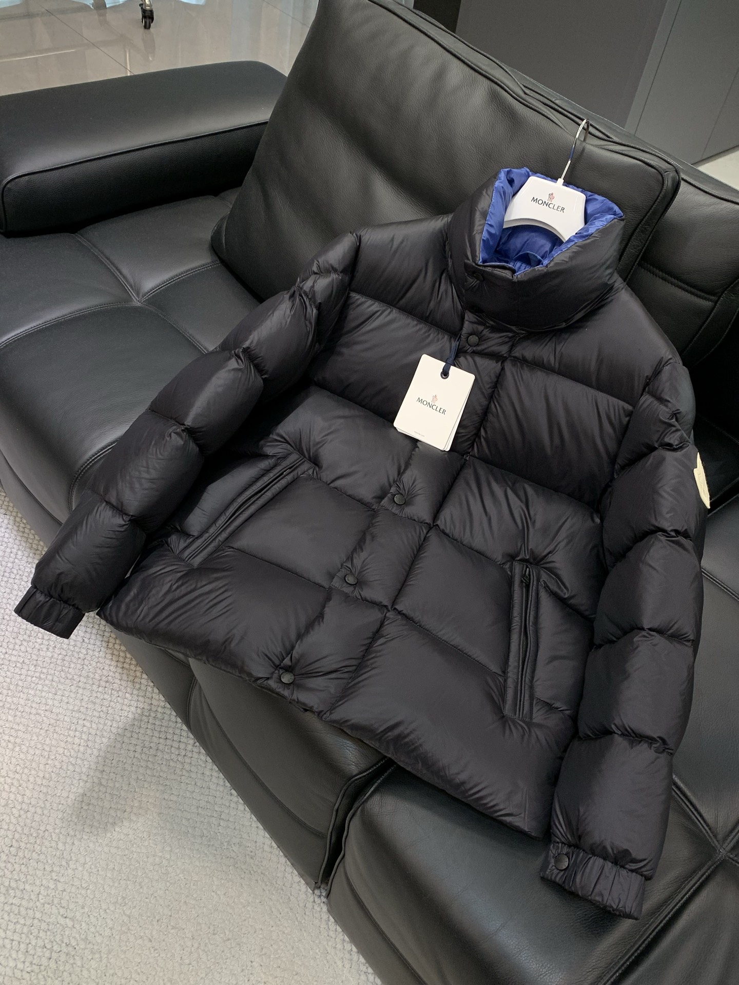 🌾，，Moncler 蒙口，2025冬季最新品，专柜同步有售，原单狠货，时尚休闲羽绒服，上身舒适！吸睛而