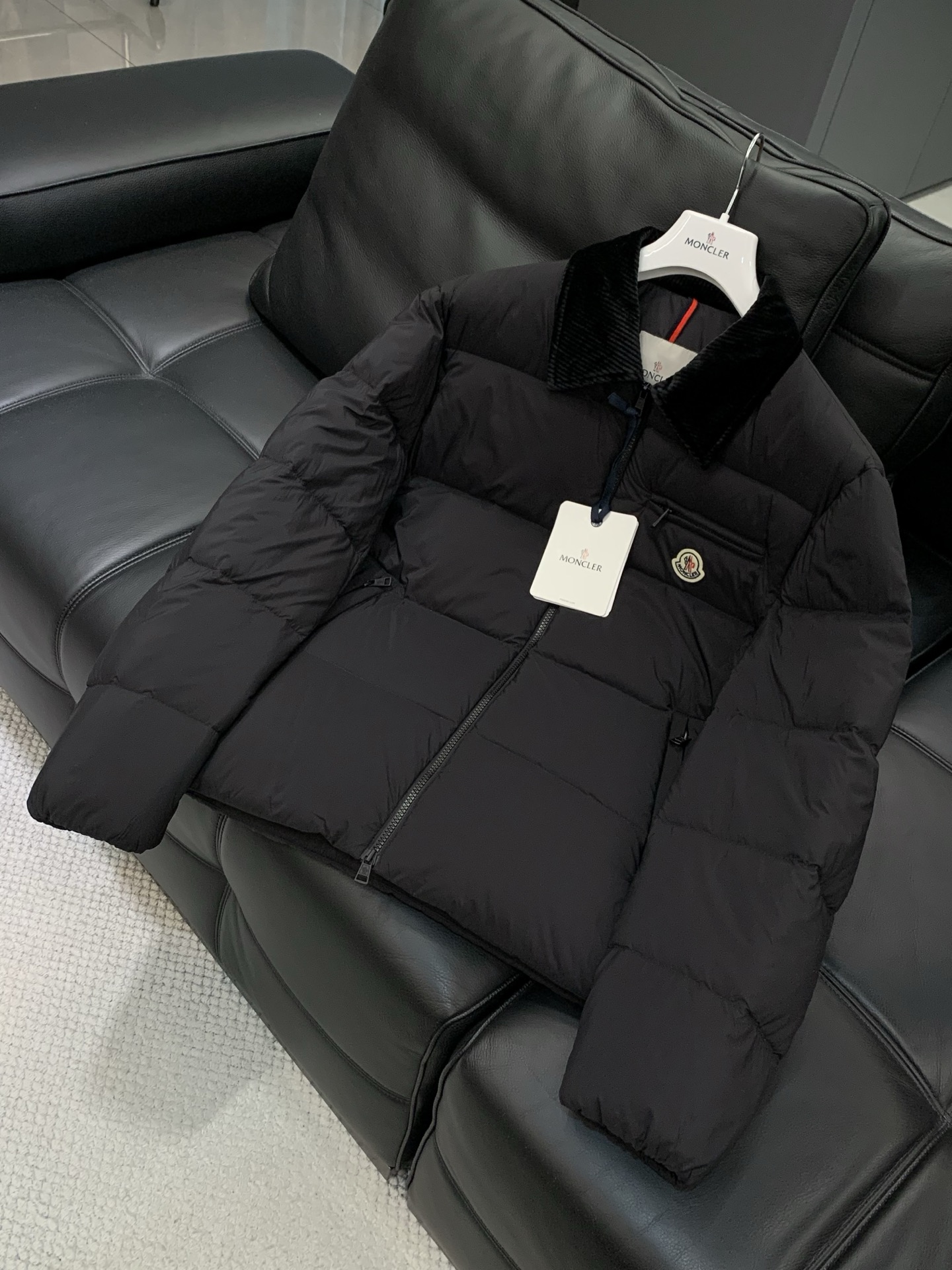 🌾，，Moncler 蒙口，2025冬季最新品，专柜同步有售，原单狠货，时尚休闲羽绒服，上身舒适！吸睛而