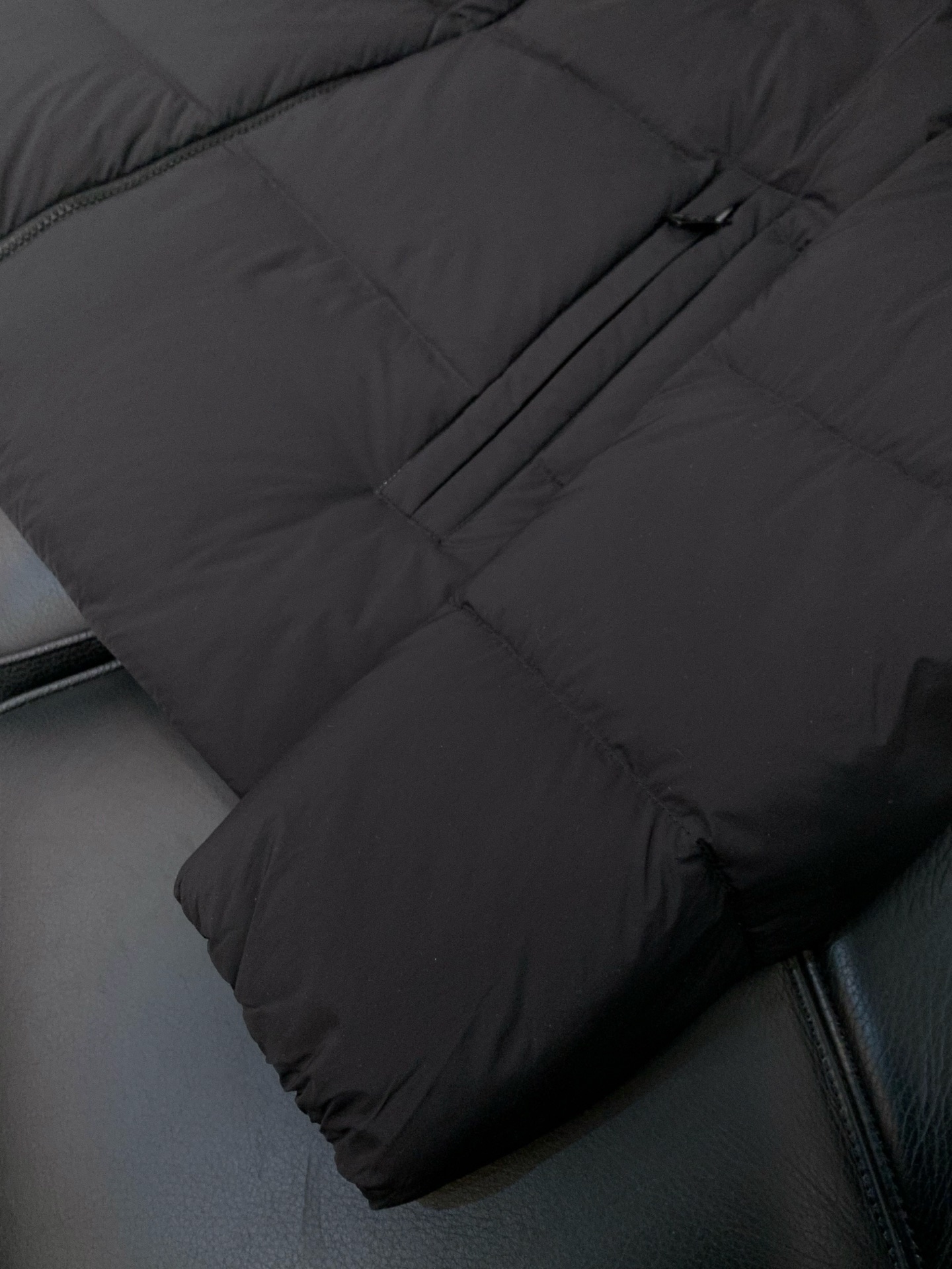 🌾，，Moncler 蒙口，2025冬季最新品，专柜同步有售，原单狠货，时尚休闲羽绒服，上身舒适！吸睛而