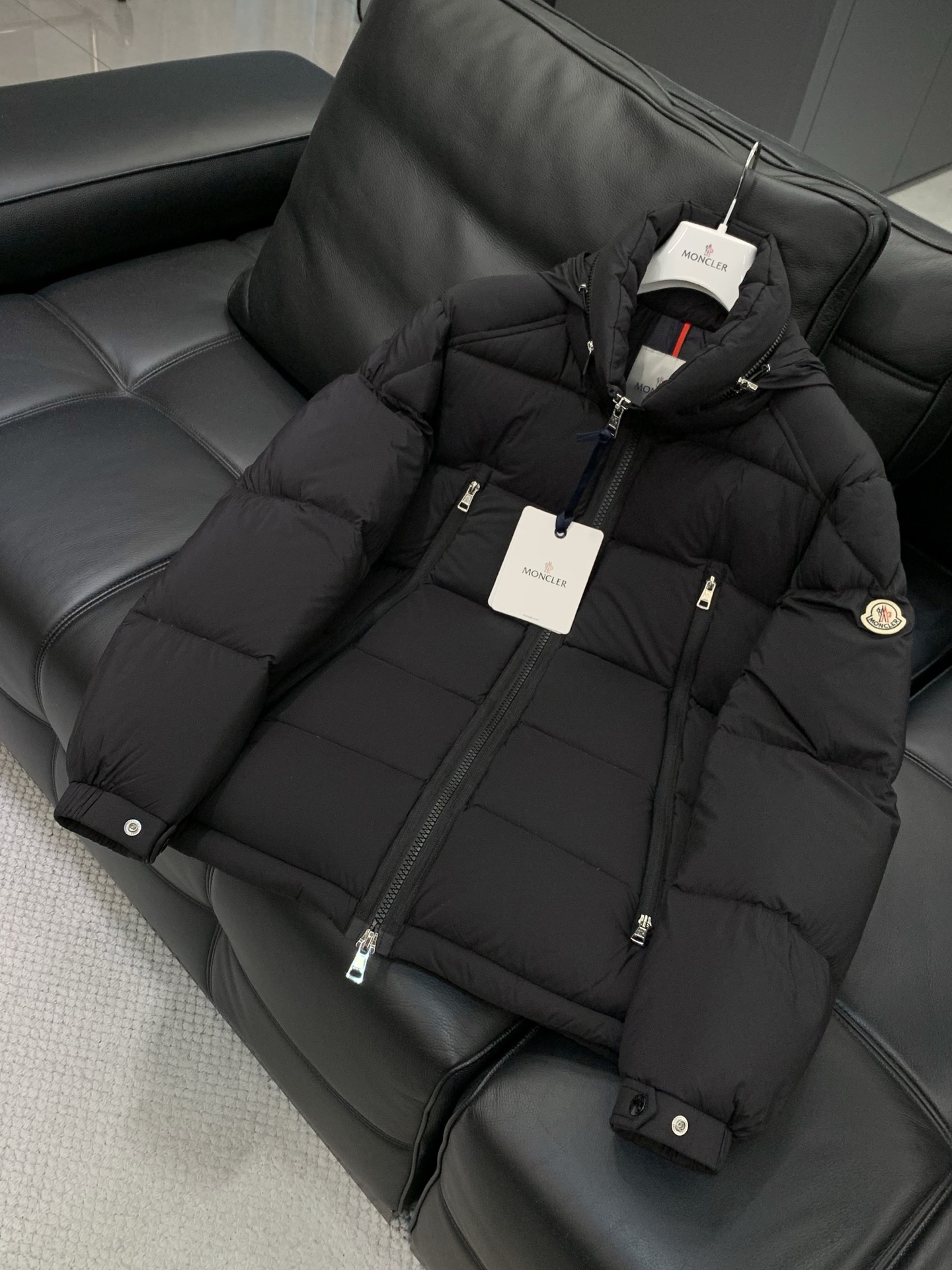 🌾，，Moncler 蒙口，2025冬季最新品，专柜同步有售，原单狠货，时尚休闲羽绒服，上身舒适！吸睛而
