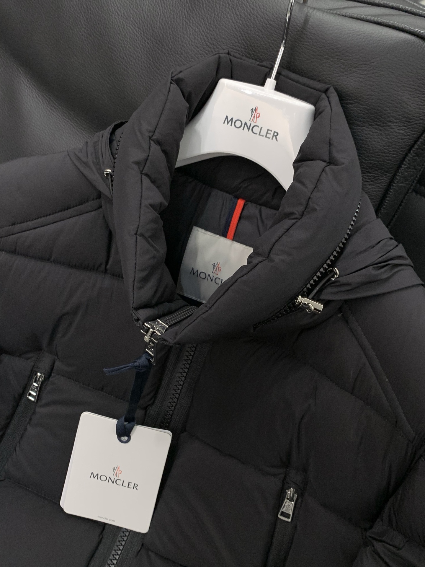 🌾，，Moncler 蒙口，2025冬季最新品，专柜同步有售，原单狠货，时尚休闲羽绒服，上身舒适！吸睛而