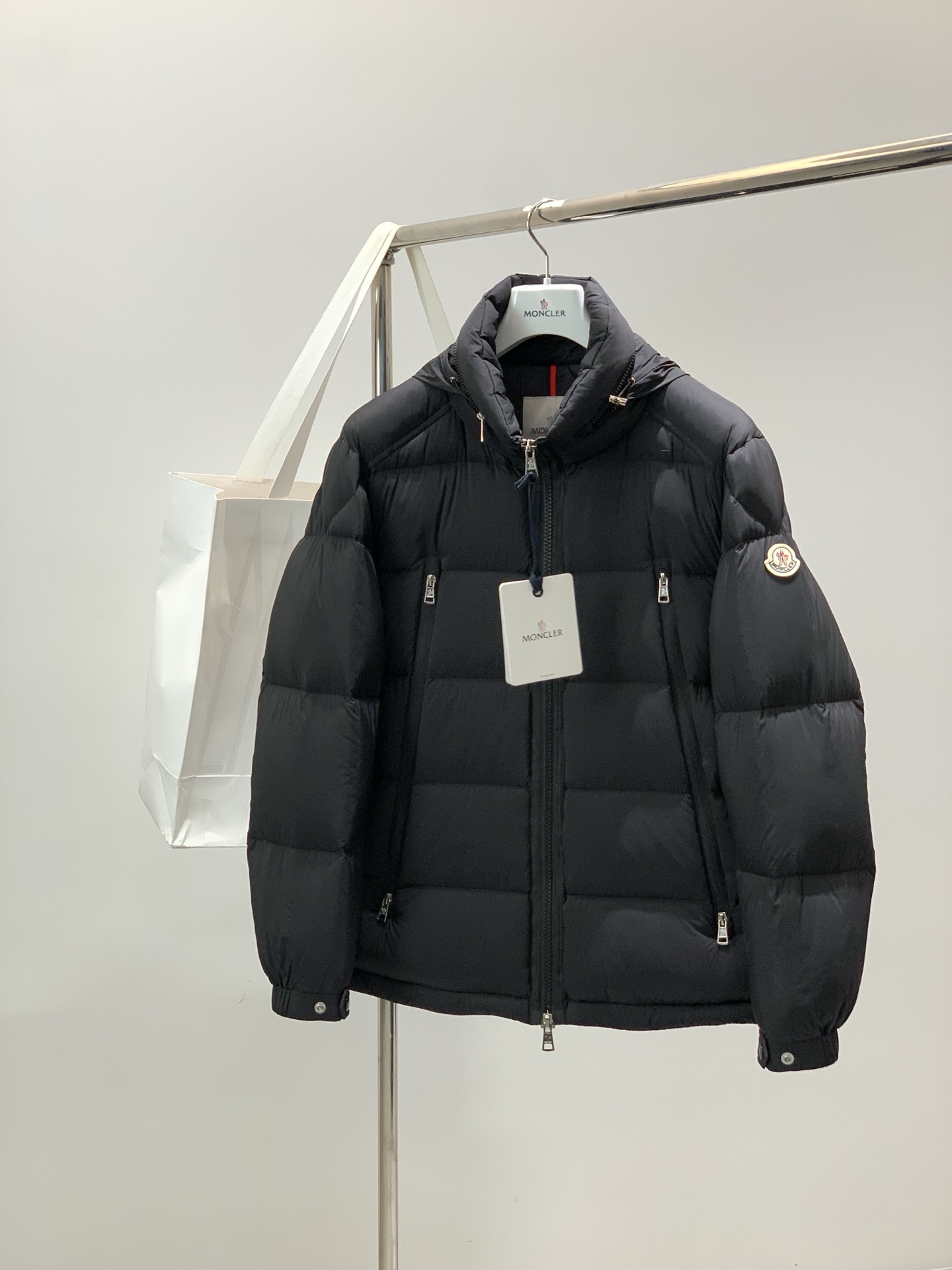 🌾，，Moncler 蒙口，2025冬季最新品，专柜同步有售，原单狠货，时尚休闲羽绒服，上身舒适！吸睛而