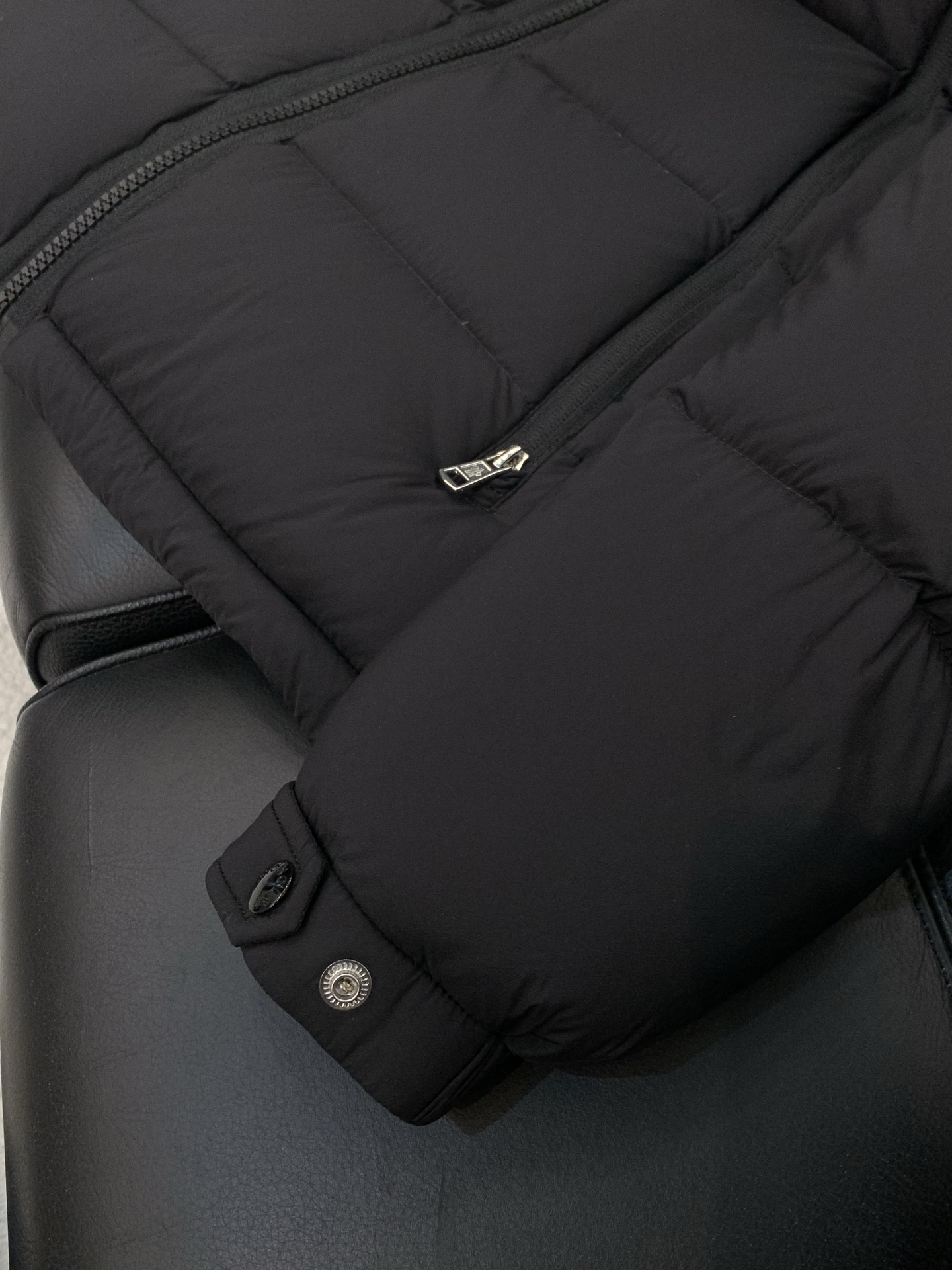 🌾，，Moncler 蒙口，2025冬季最新品，专柜同步有售，原单狠货，时尚休闲羽绒服，上身舒适！吸睛而