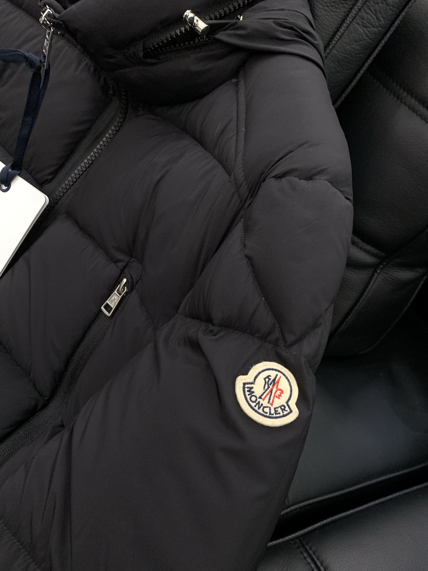 🌾，，Moncler 蒙口，2025冬季最新品，专柜同步有售，原单狠货，时尚休闲羽绒服，上身舒适！吸睛而