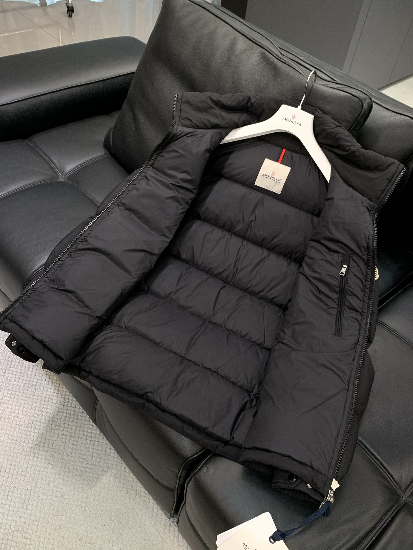 🌾，，Moncler 蒙口，2025冬季最新品，专柜同步有售，原单狠货，时尚休闲羽绒服，上身舒适！吸睛而