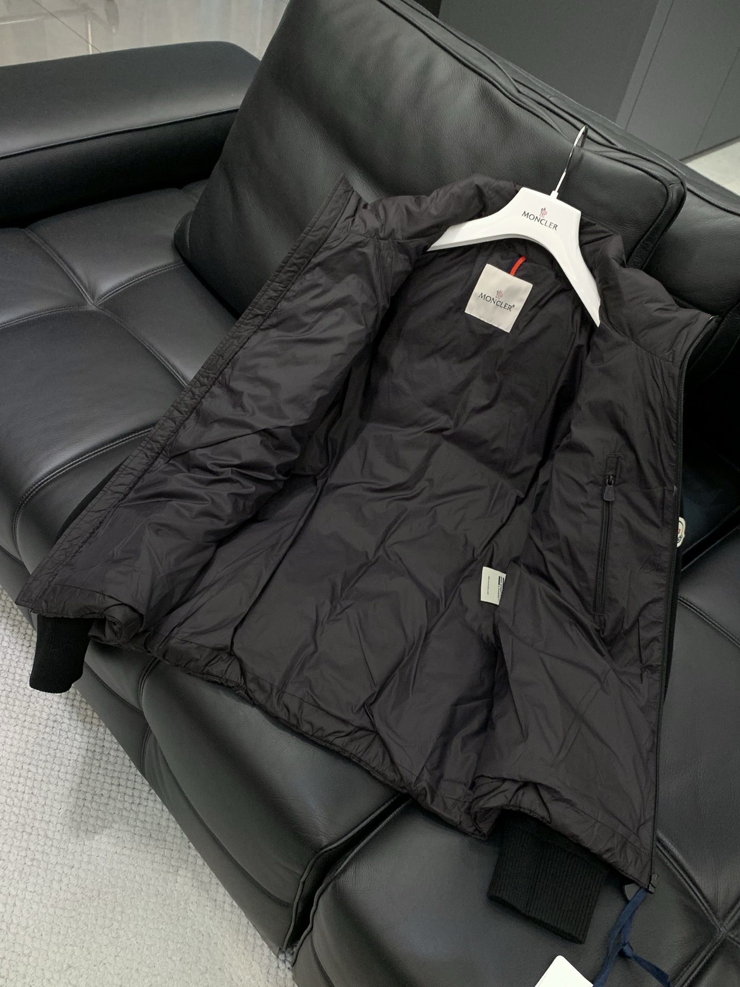 🌾，，Moncler 蒙口，2025冬季最新品，专柜同步有售，原单狠货，时尚休闲拼接羽绒服，上身舒适！吸