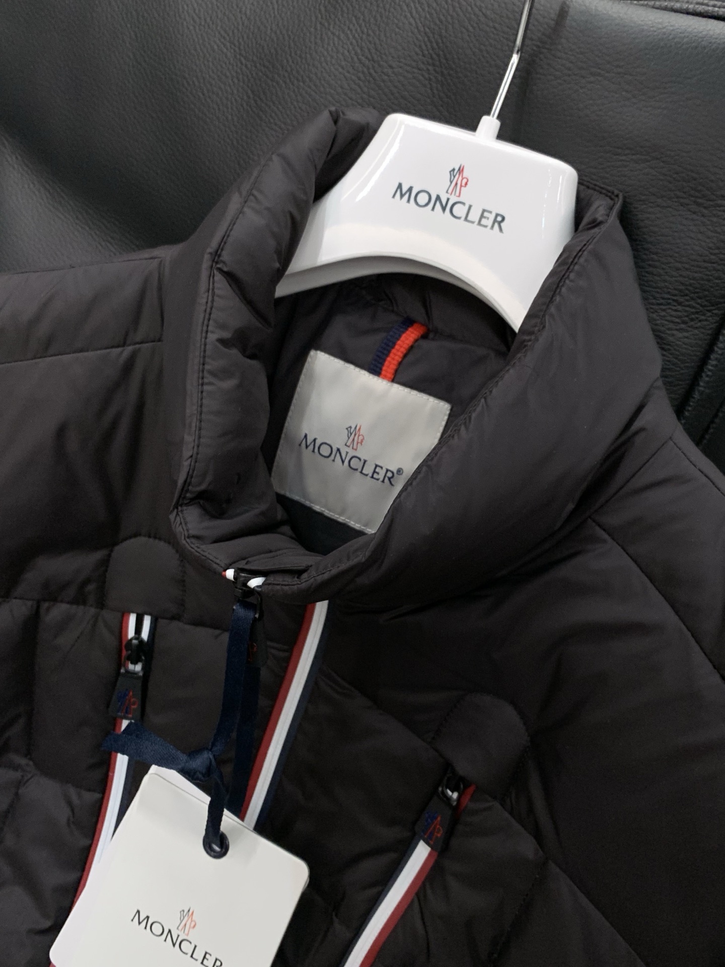 🌾，，Moncler 蒙口，2025冬季最新品，专柜同步有售，原单狠货，时尚休闲拼接羽绒服，上身舒适！吸