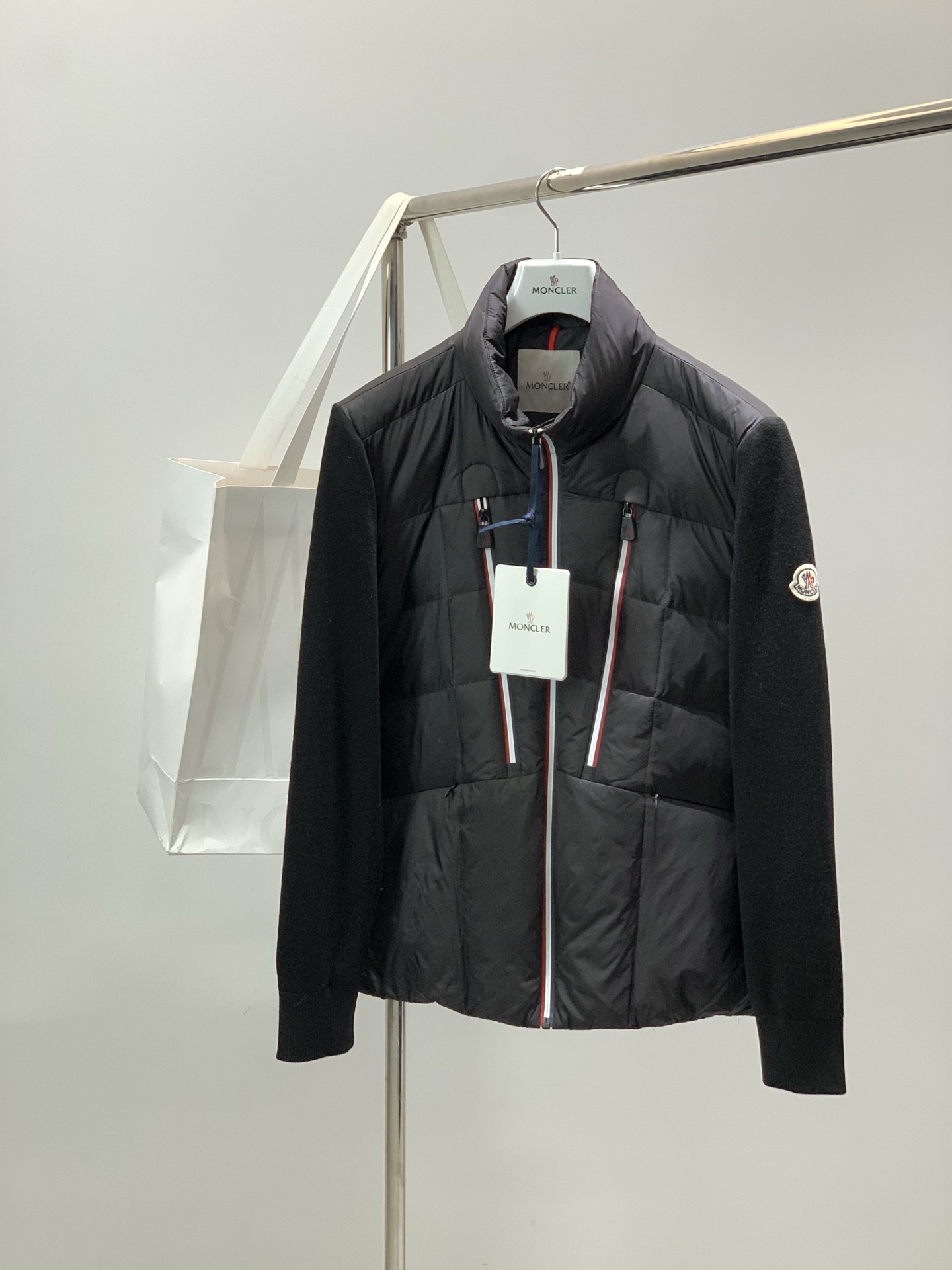 🌾，，Moncler 蒙口，2025冬季最新品，专柜同步有售，原单狠货，时尚休闲拼接羽绒服，上身舒适！吸
