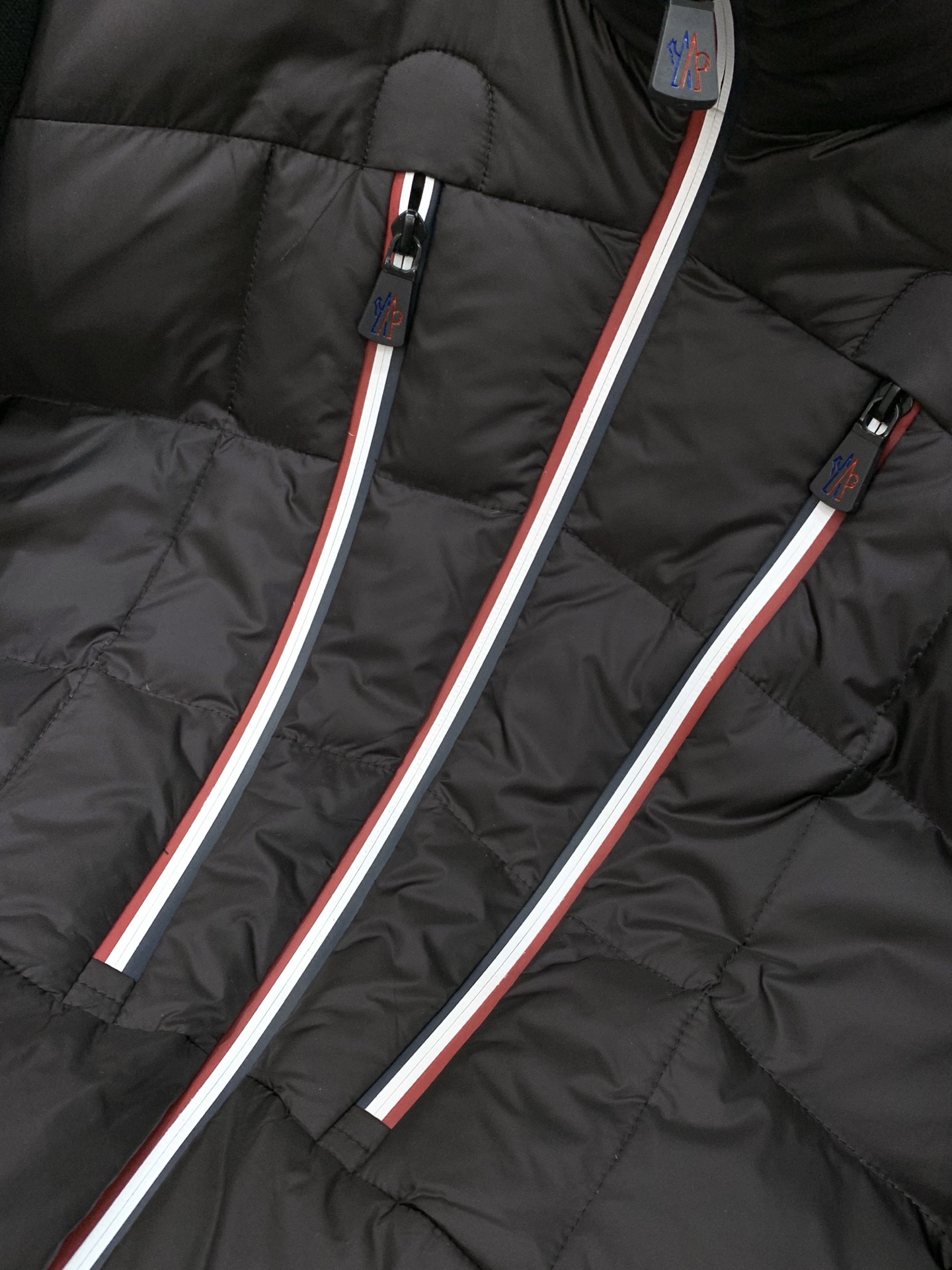 🌾，，Moncler 蒙口，2025冬季最新品，专柜同步有售，原单狠货，时尚休闲拼接羽绒服，上身舒适！吸