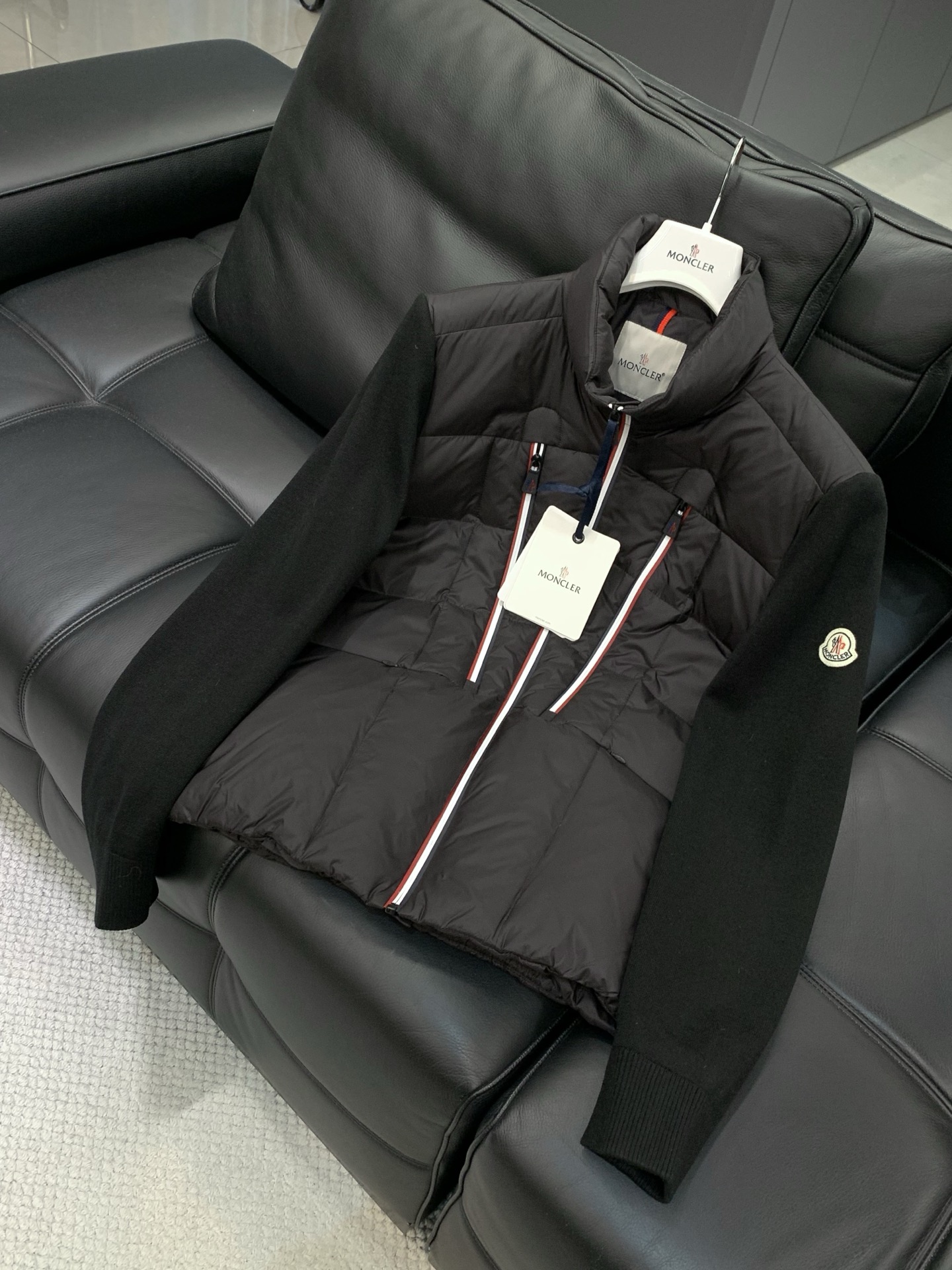 🌾，，Moncler 蒙口，2025冬季最新品，专柜同步有售，原单狠货，时尚休闲拼接羽绒服，上身舒适！吸