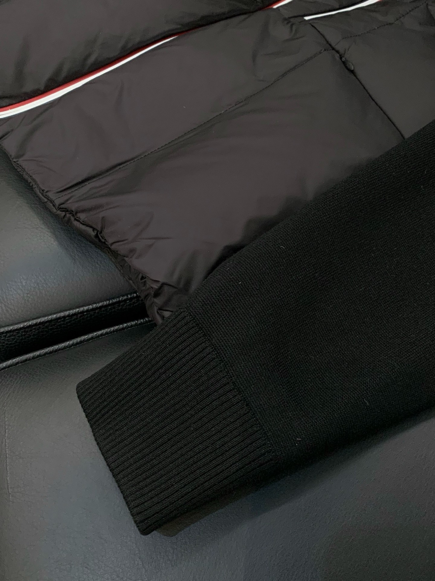 🌾，，Moncler 蒙口，2025冬季最新品，专柜同步有售，原单狠货，时尚休闲拼接羽绒服，上身舒适！吸