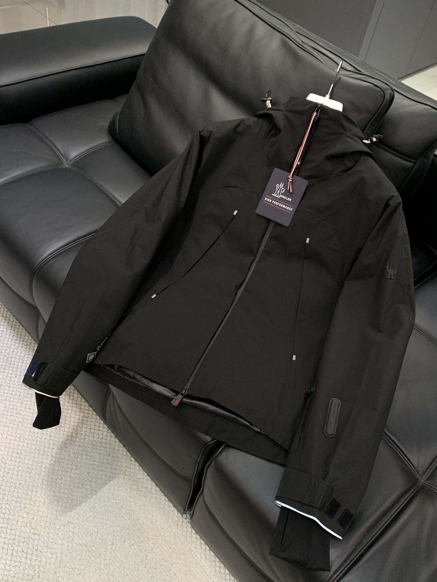 🌾，，Moncler 蒙口，2025冬季最新品，专柜同步有售，原单狠货，时尚休闲连帽羽绒服，上身舒适！吸