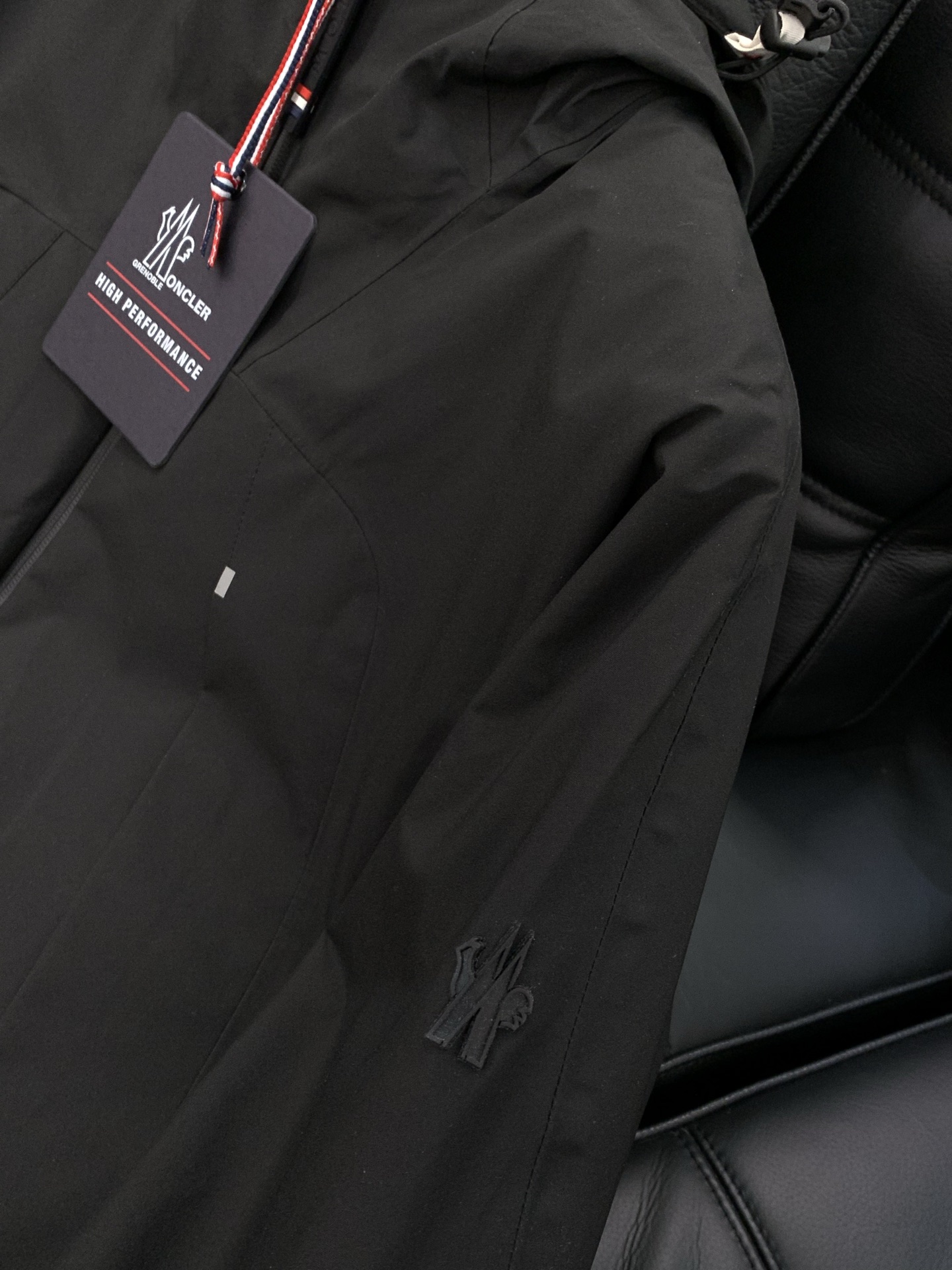 🌾，，Moncler 蒙口，2025冬季最新品，专柜同步有售，原单狠货，时尚休闲连帽羽绒服，上身舒适！吸