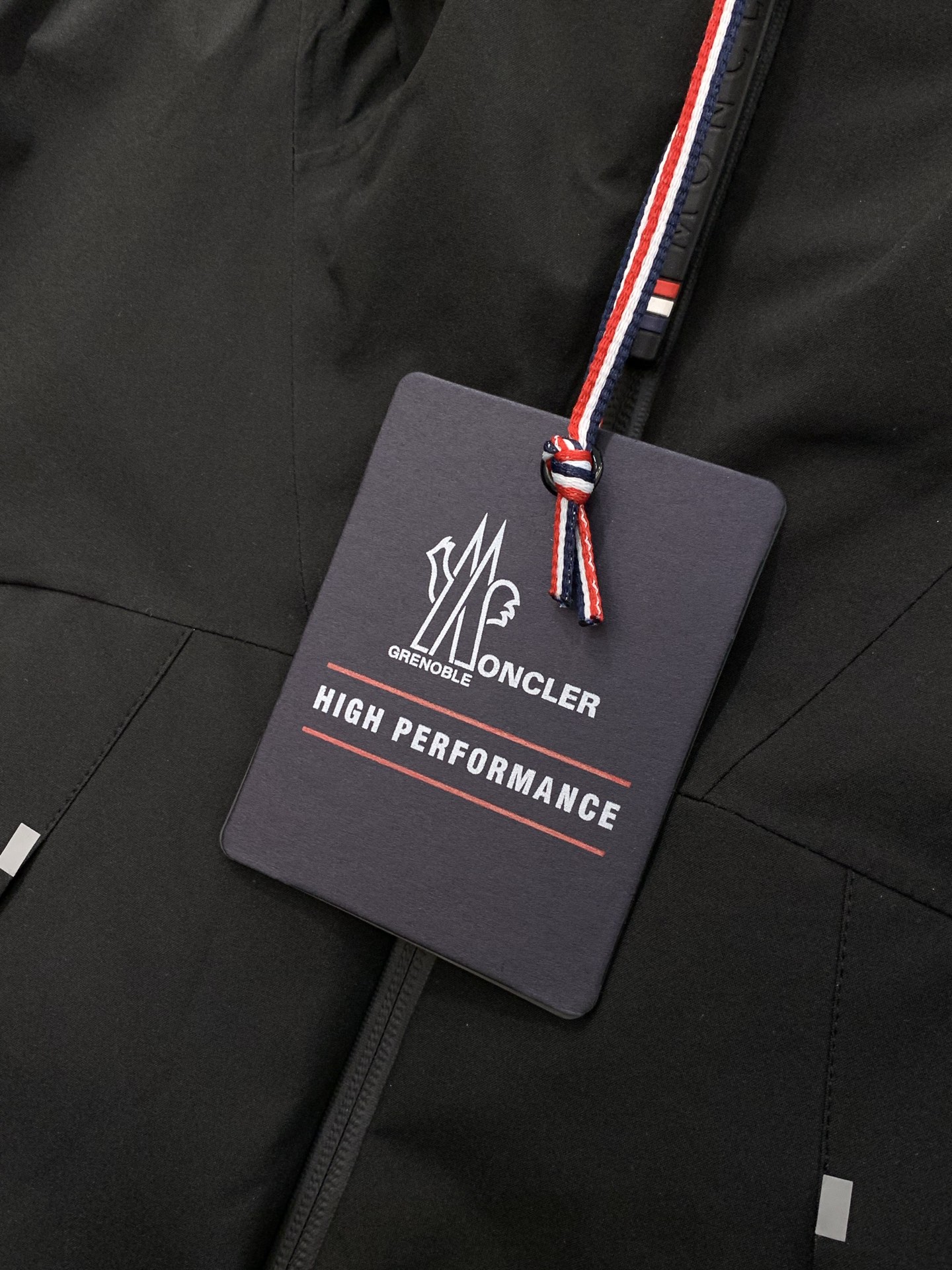 🌾，，Moncler 蒙口，2025冬季最新品，专柜同步有售，原单狠货，时尚休闲连帽羽绒服，上身舒适！吸