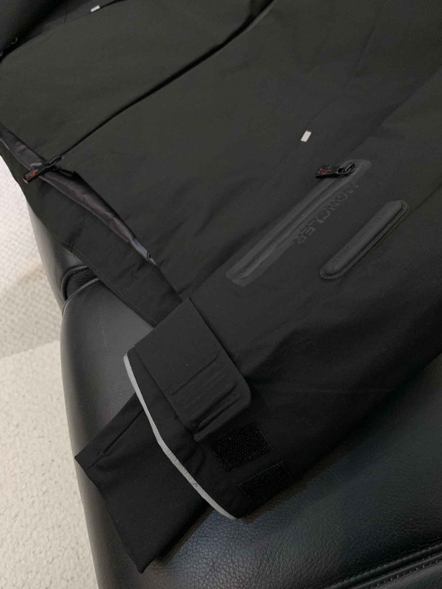 🌾，，Moncler 蒙口，2025冬季最新品，专柜同步有售，原单狠货，时尚休闲连帽羽绒服，上身舒适！吸